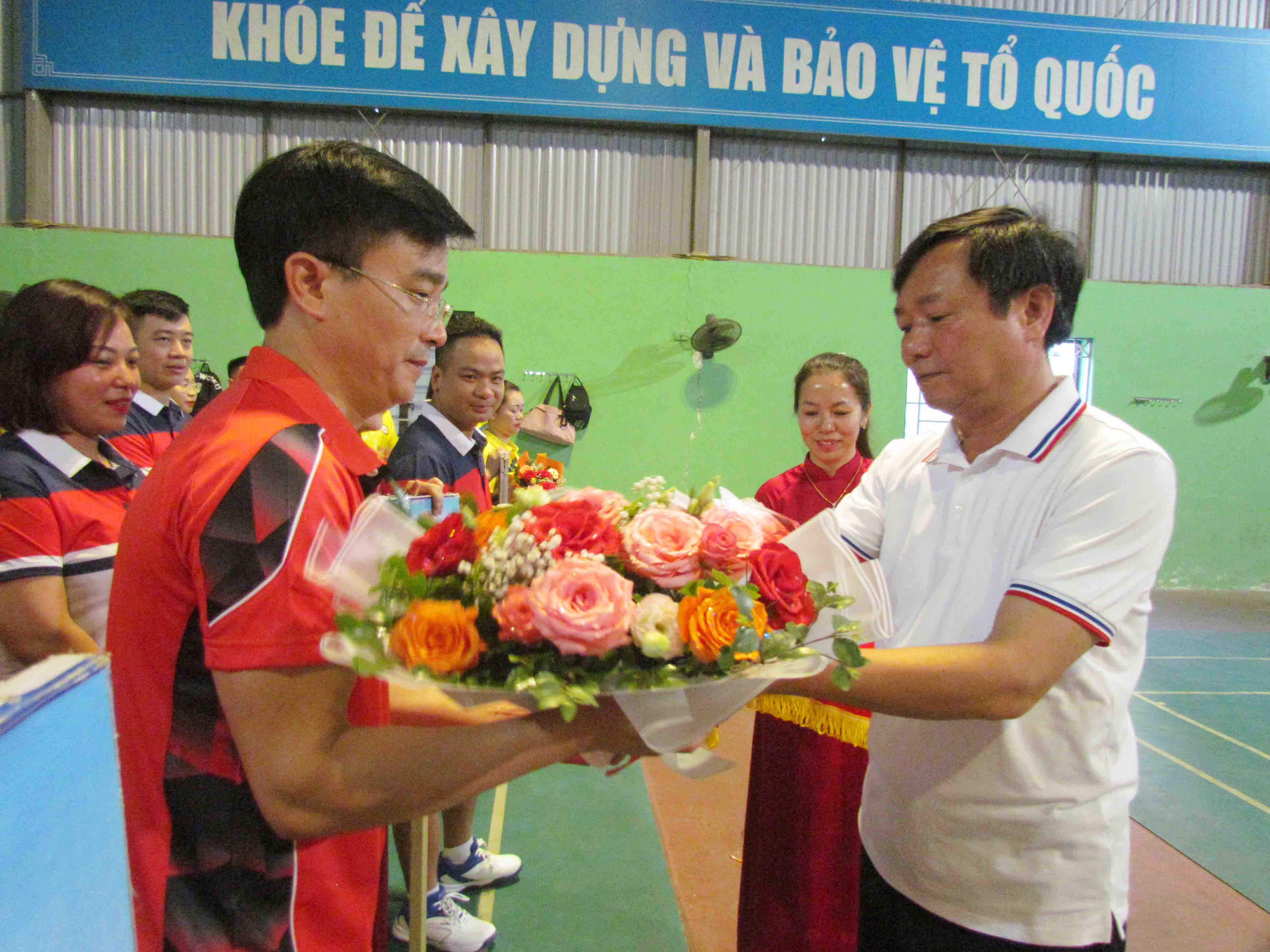 Đồng chí Nguyễn Văn Luận – Giám đốc Ngân hàng Nhà nước chi nhánh tỉnh, Trưởng Ban chỉ đạo hội thao trao hoa cho các đoàn về dự.