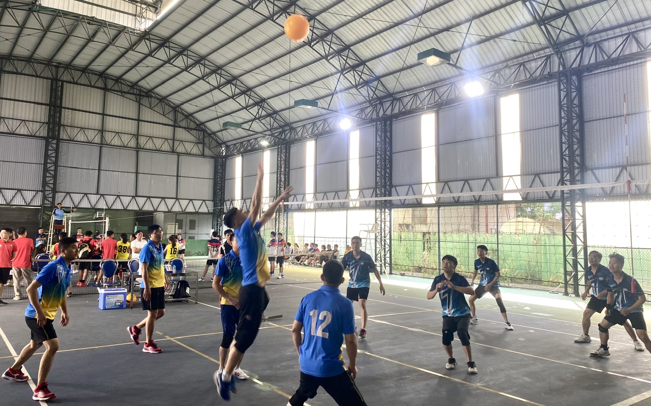 Trận thi đấu bóng chuyền hơi giữa đội Ngân hàng Nhà nước chi nhánh tỉnh Điện Biên và Ngân hàng Nhà nước chi nhánh tỉnh Lào Cai.