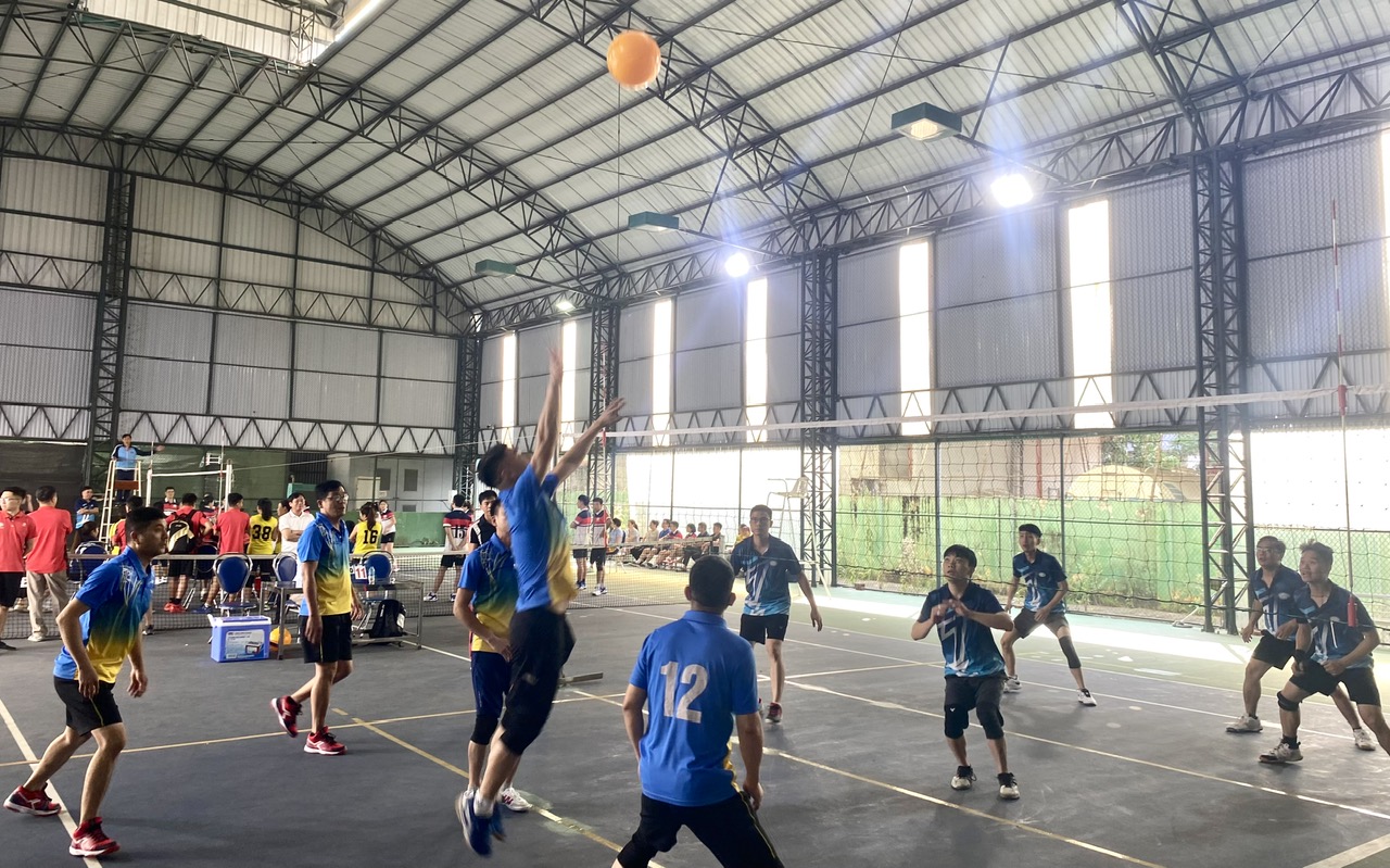 Trận thi đấu bóng chuyền hơi giữa đội Ngân hàng Nhà nước chi nhánh tỉnh Điện Biên và Ngân hàng Nhà nước chi nhánh tỉnh Lào Cai.