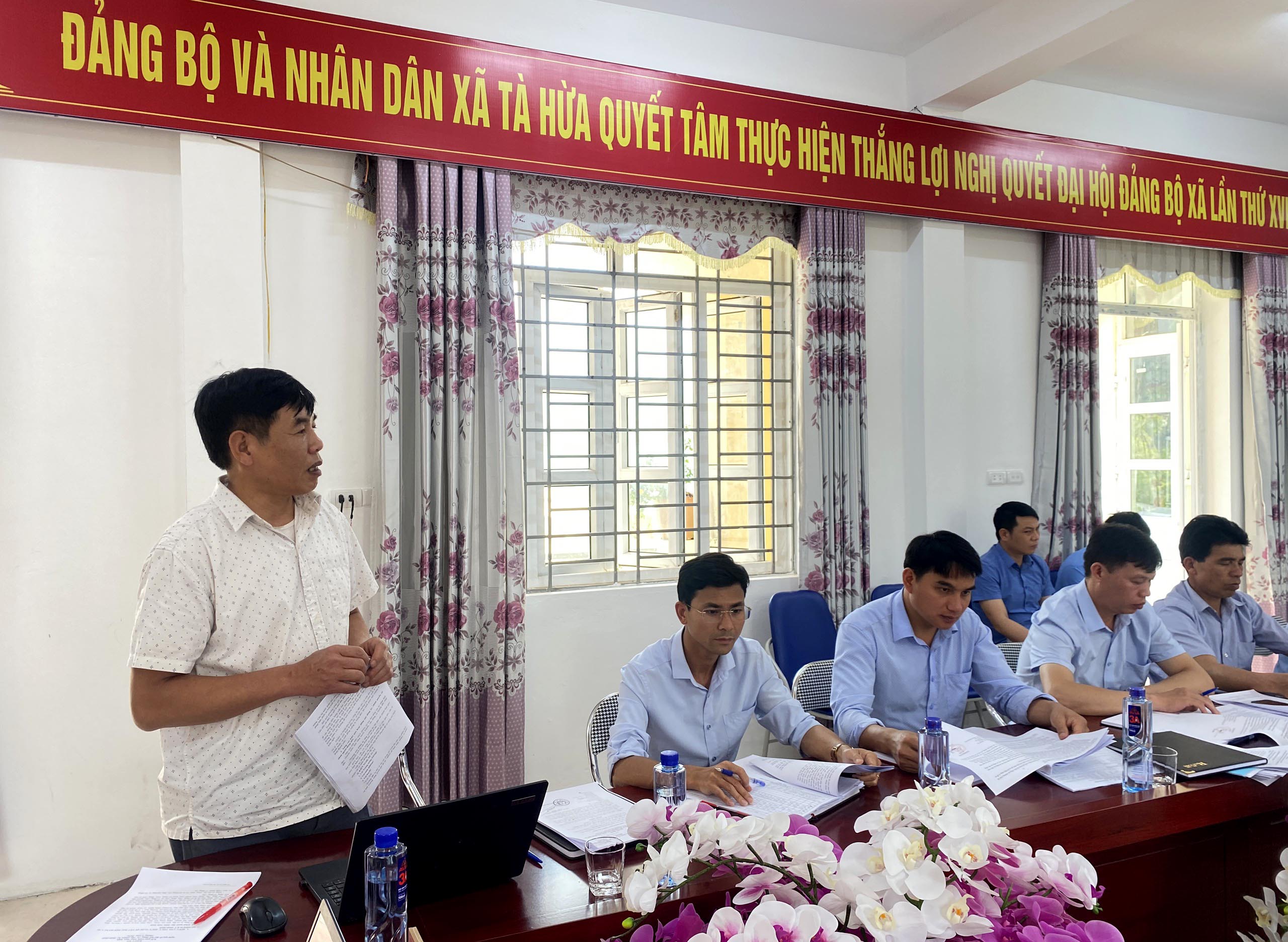 Đại diện lãnh đạo xã Tà Hừa báo cáo tóm tắt kết quả thực hiện Nghị quyết đại hội đảng các cấp nhiệm kỳ 2020-2025 đến tháng 4/2024. 