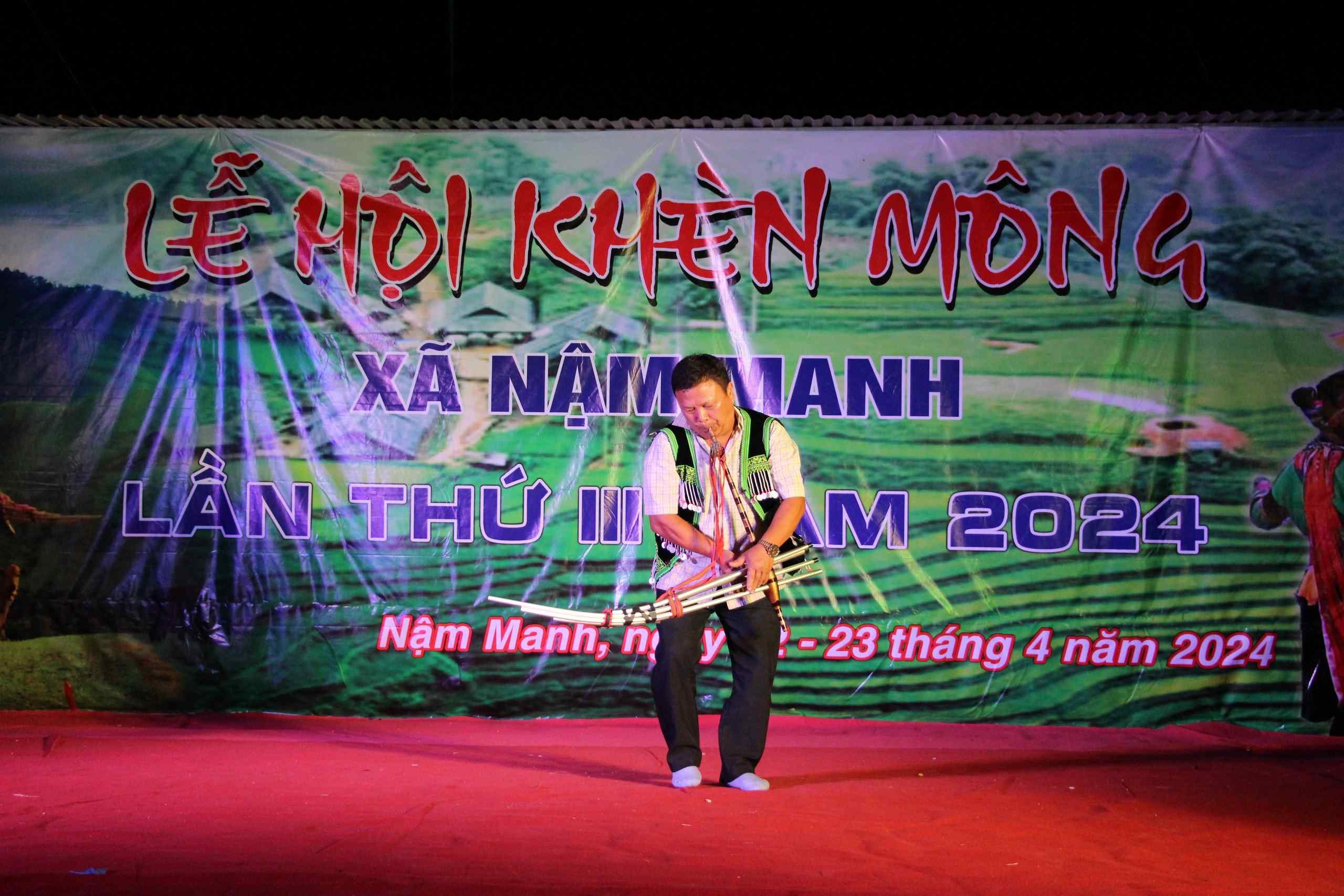  Tiết mục biểu diễn khèn mông của đội văn nghệ bản Nậm Làn, xã Nậm Manh.