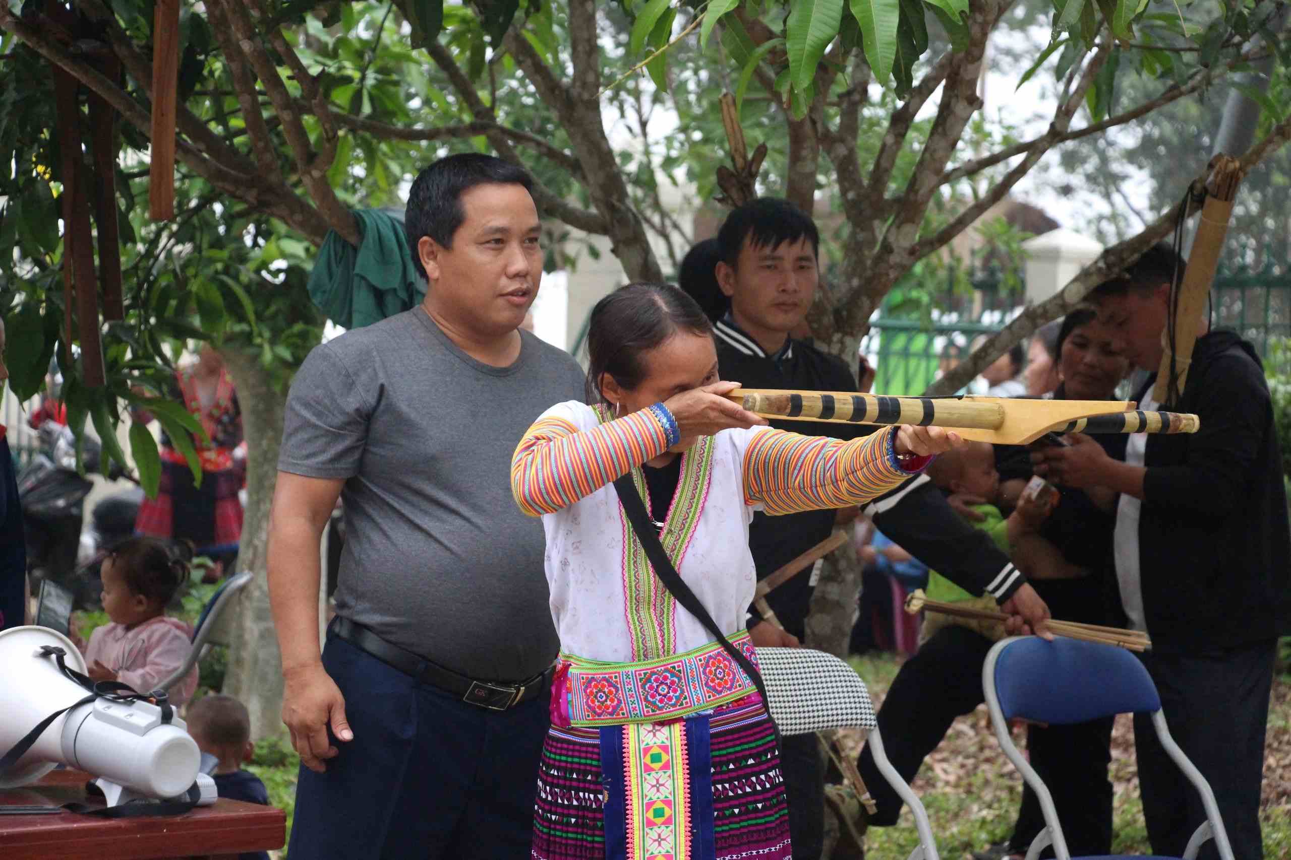 Thi đấu bắn nỏ tại lễ hội Khèn mông xã Nậm Manh năm 2024.