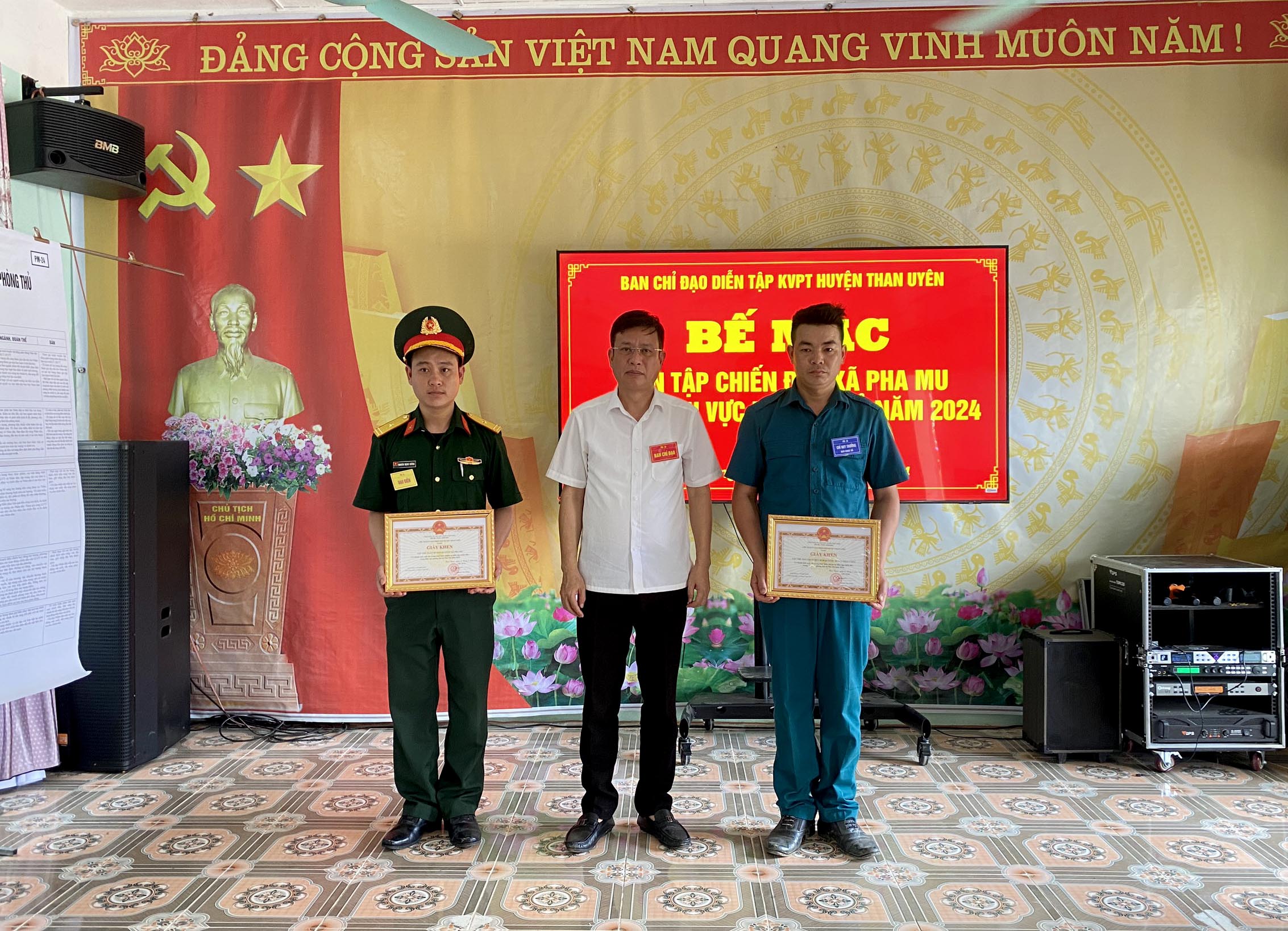 Lãnh đạo UBND huyện Than Uyên tặng Giấy khen cho các tập thể có thành tích xuất sắc tham gia diễn tập.