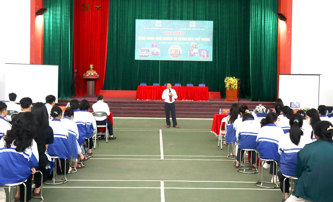 Đại diện Học viện Nông nghiệp Việt Nam tham luận về hoạt động khởi nghiệp của sinh viên nhà trường tới học sinh Trường THPT chuyên Lê Quý Đôn.