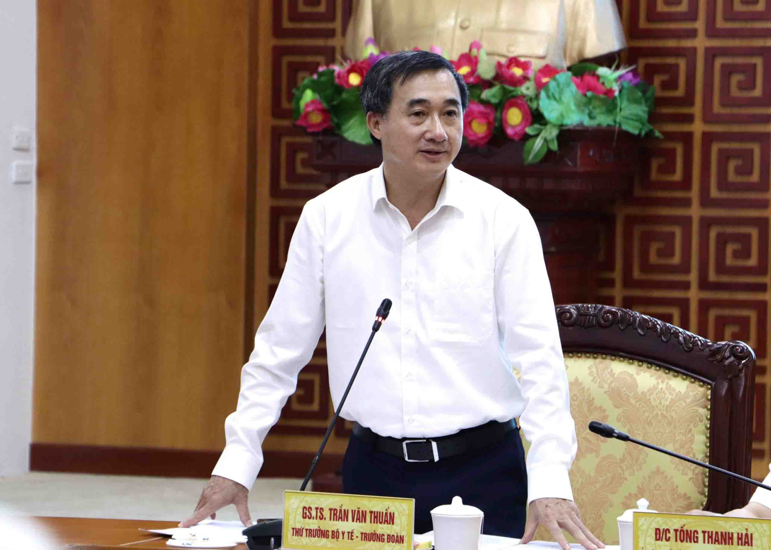 GS.TS Trần Văn Thuấn - Thứ trưởng Bộ Y tế phát biểu tại buổi làm việc. 