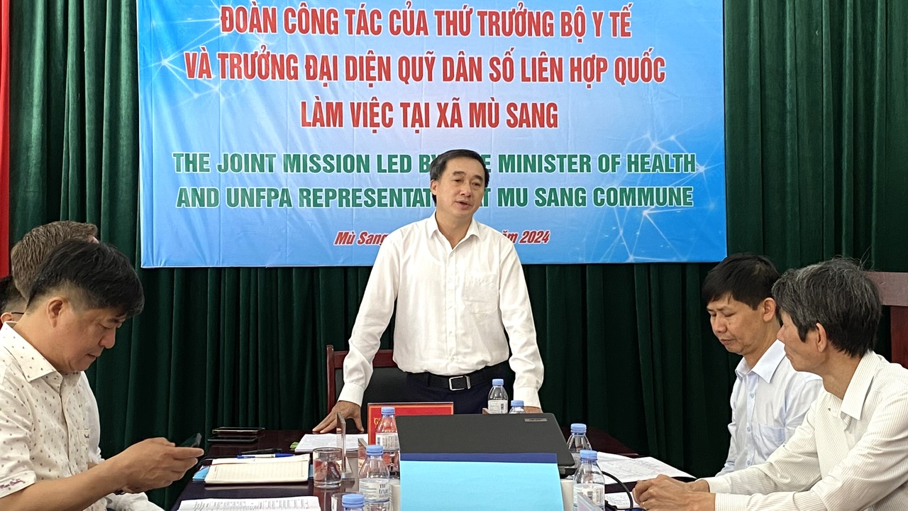Thứ trưởng Bộ Y tế Trần Văn Thuấn phát biểu tại buổi làm việc.