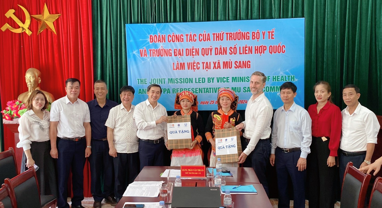 Thứ trưởng Bộ Y tế Trần Văn Thuấn cùng đoàn công tác, lãnh đạo sở y tế, lãnh đạo huyện Phong Thổ tặng quà cho cô đỡ thôn bản. 