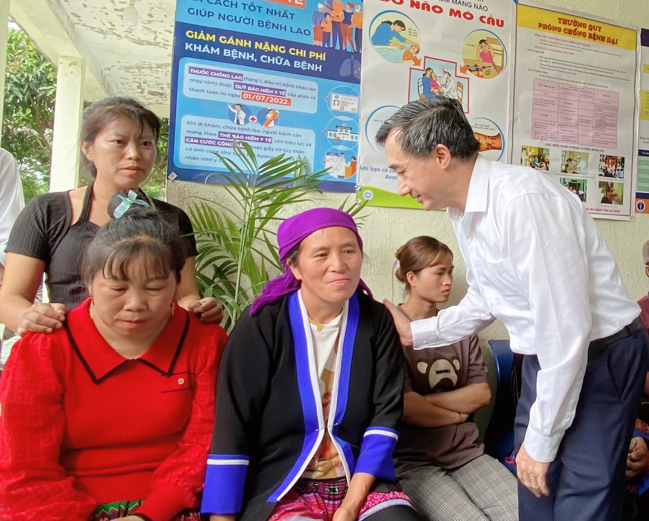 Thứ trưởng Bộ Y tế Trần Văn Thuấn thăm hỏi nhân dân đến khám bệnh tại Trạm y tế xã Mù sang.