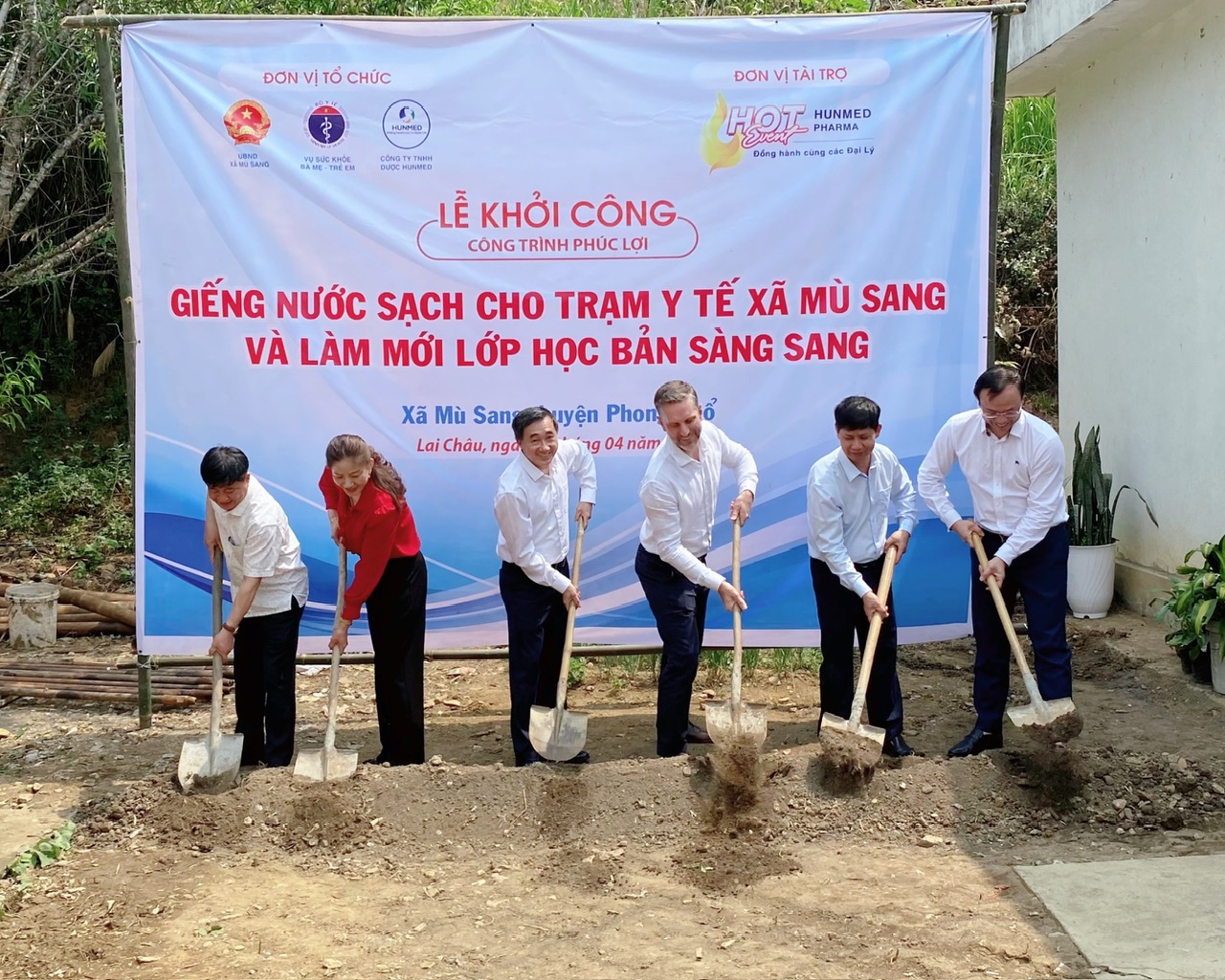 Thứ trưởng Bộ Y tế Trần Văn Thuấn cùng đoàn công tác, lãnh đạo Sở Y tế, lãnh đạo UBND huyện Phong Thổ tiến hành khởi công công trình giếng nước sạch cho Trạm y tế xã Mù Sang và làm mới lớp học bản Sàng Sang.