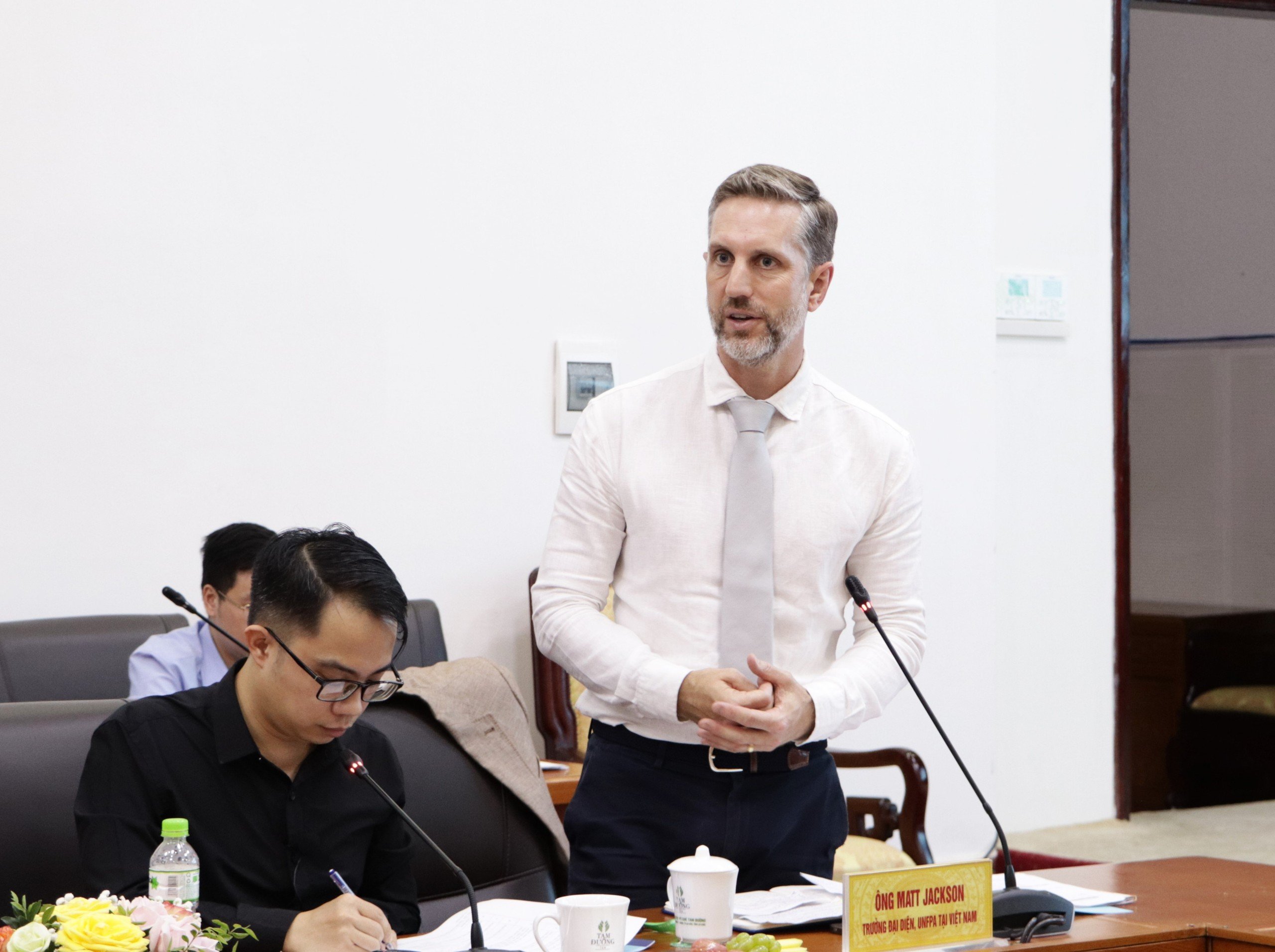 Ông Matt Jackson - Trưởng đại diện UNFPA tại Việt Nam vui mừng khi mô hình cô đỡ thôn bản đã mang lại hiệu quả tích cực tại tỉnh Lai Châu.