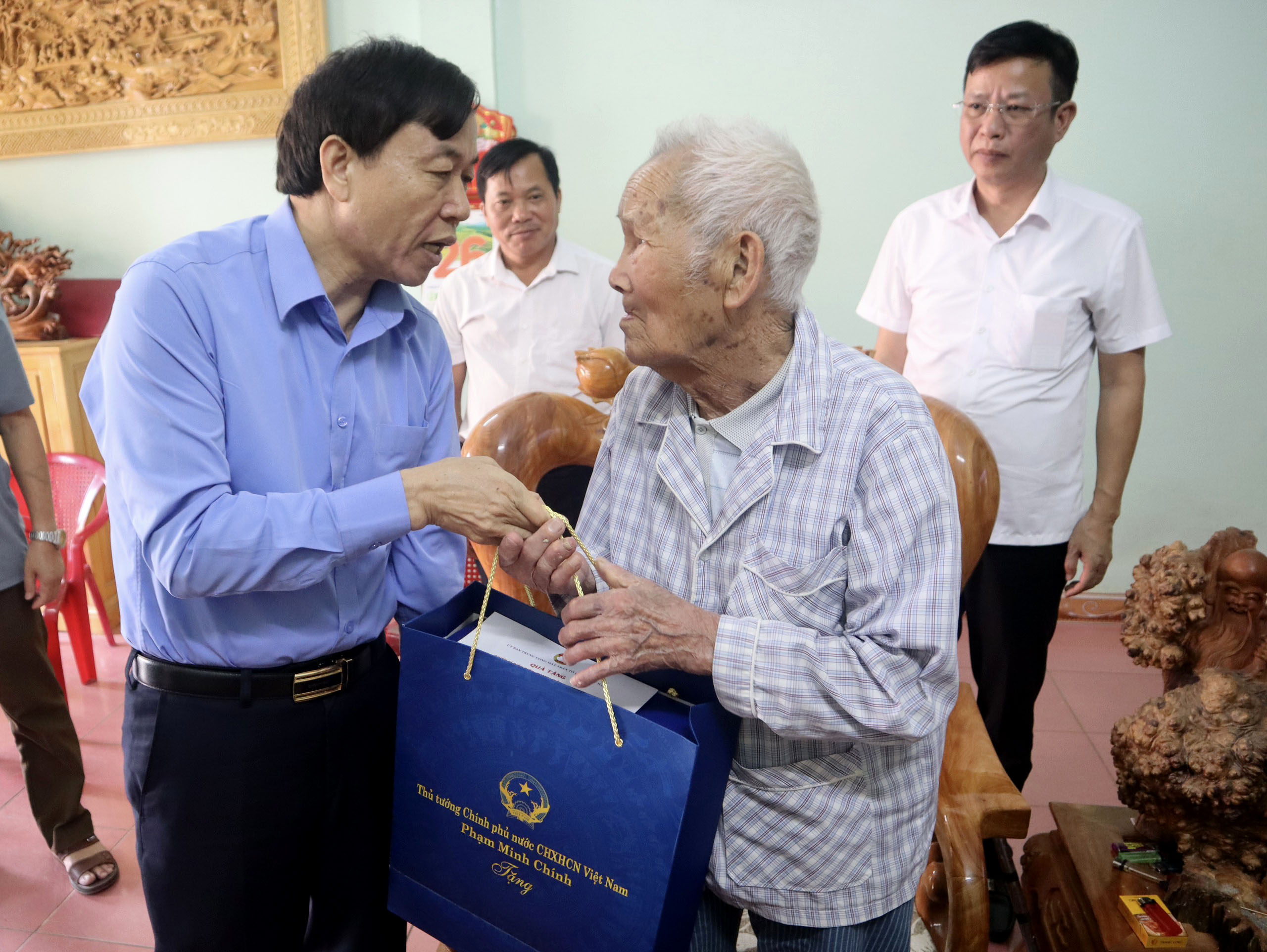 Thăm, tặng quà ông Nguyễn Văn Riêm - Đội 9, xã Phúc Than.
