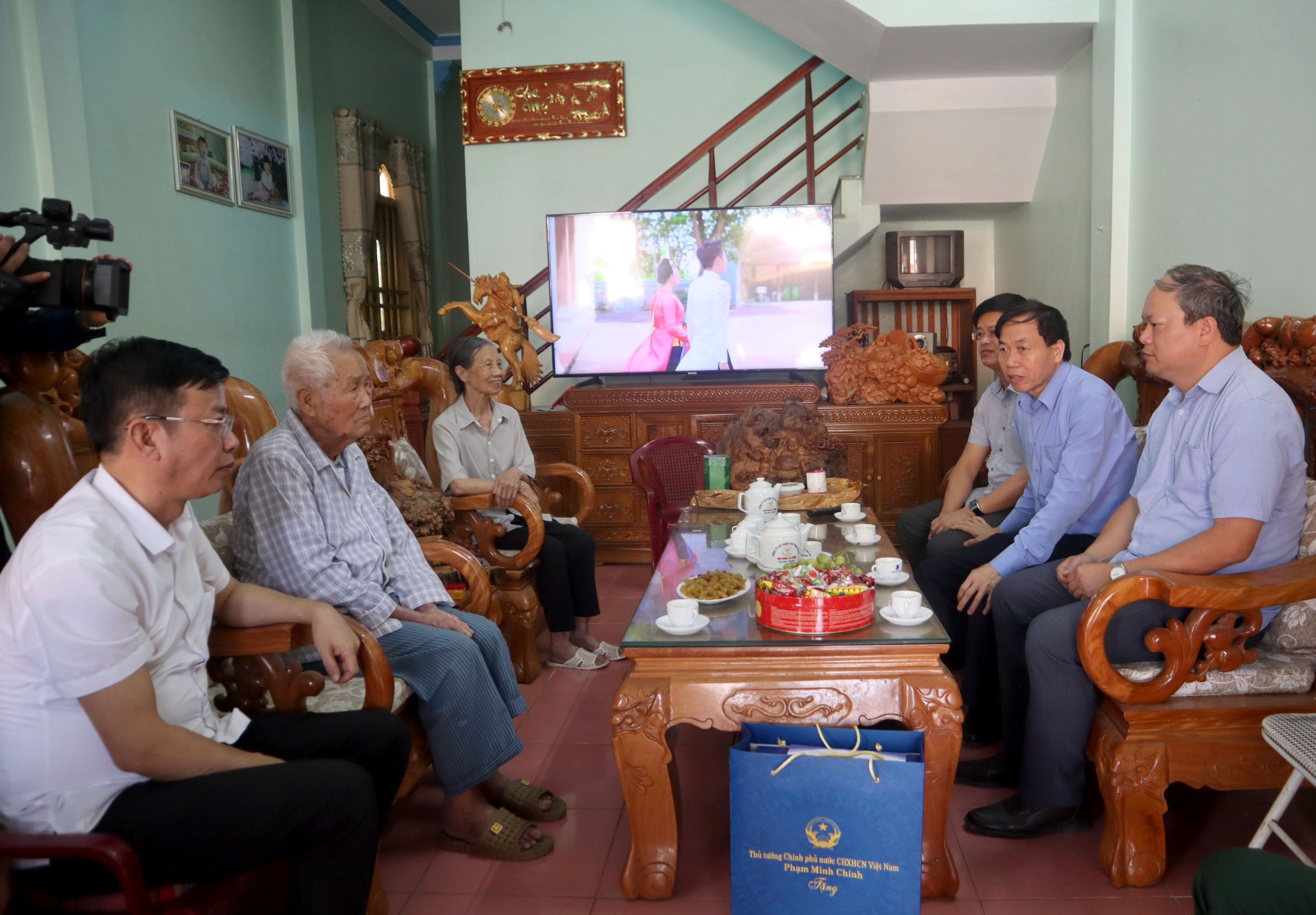Chủ tịch UBND tỉnh Lê Văn Lương ân cần thăm hỏi sức khoẻ, tình hình gia đình các chiến sĩ Điện BIên. 