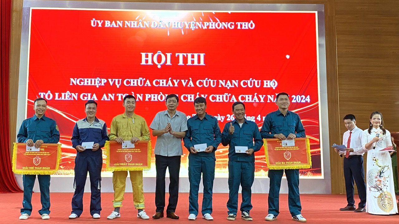 Đồng chí Trịnh Văn Đoàn - Phó Chủ tịch UBND huyện Phong Thổ trao giải toàn đoàn cho các đội đạt giải.