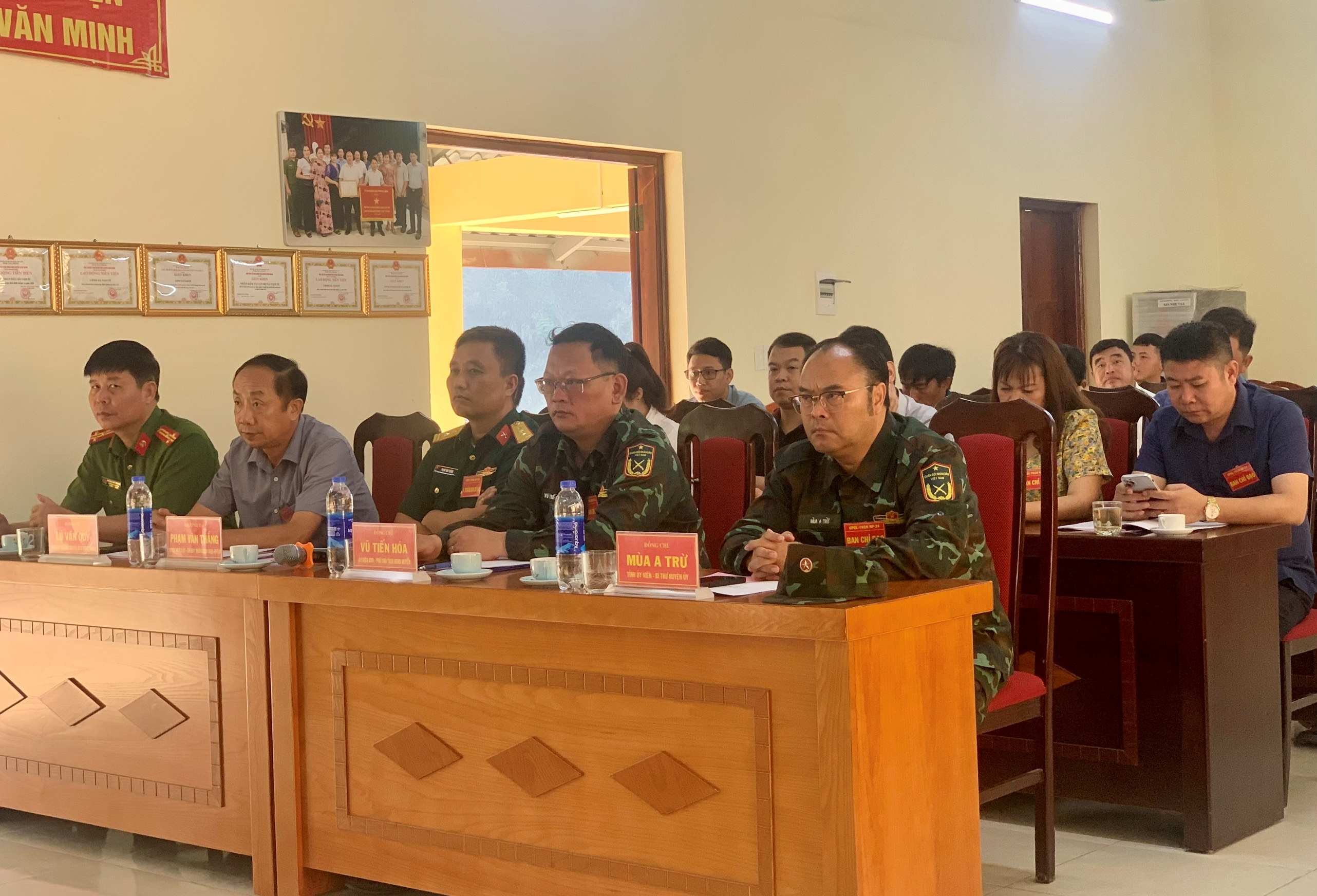 Đồng chí Mùa A Trừ-Tỉnh ủy viên, Bí thư huyện ủy Nậm Nhùn dự diễn tập tại xã Nậm Pì.