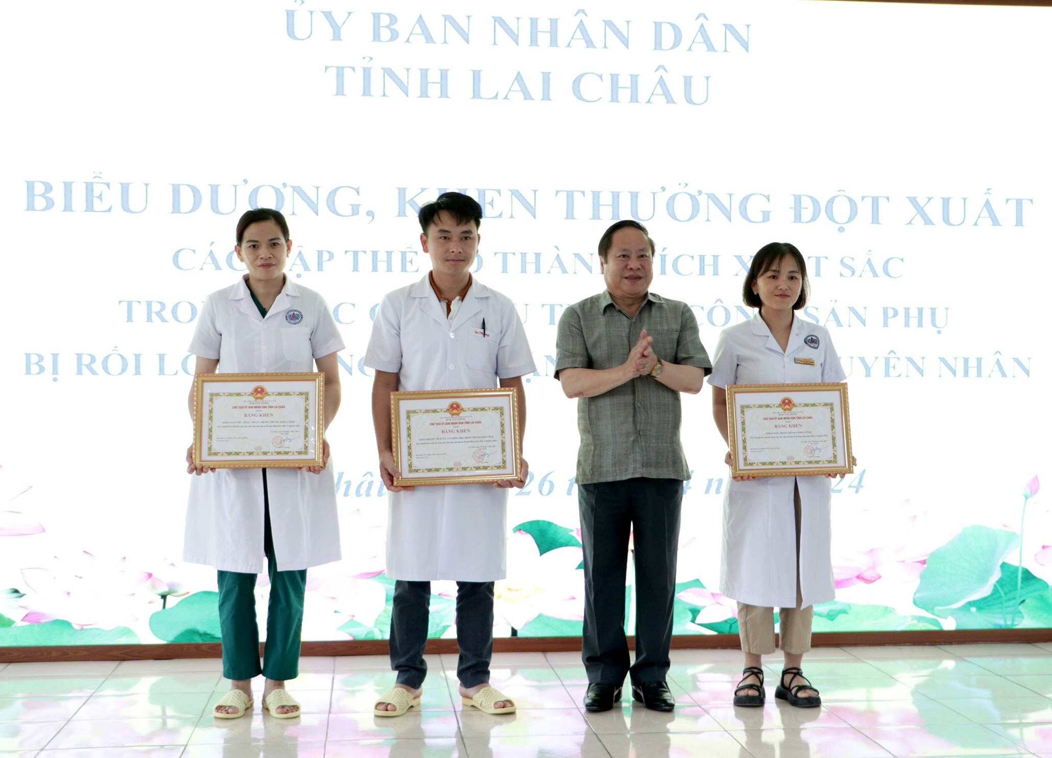 Đồng chí Tống Thanh Hải - Phó Chủ tịch UBND tỉnh tặng Bằng khen cho các tập thể. 