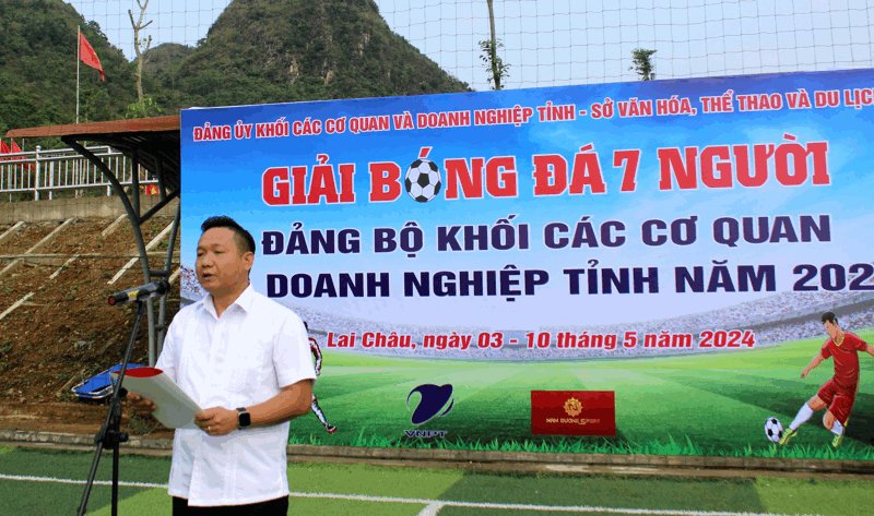 Đồng chí Lý Công Hà - Phó Bí thư Đảng ủy Khối các Cơ quan và doanh nghiệp tỉnh phát biểu tại lễ khai mạc.