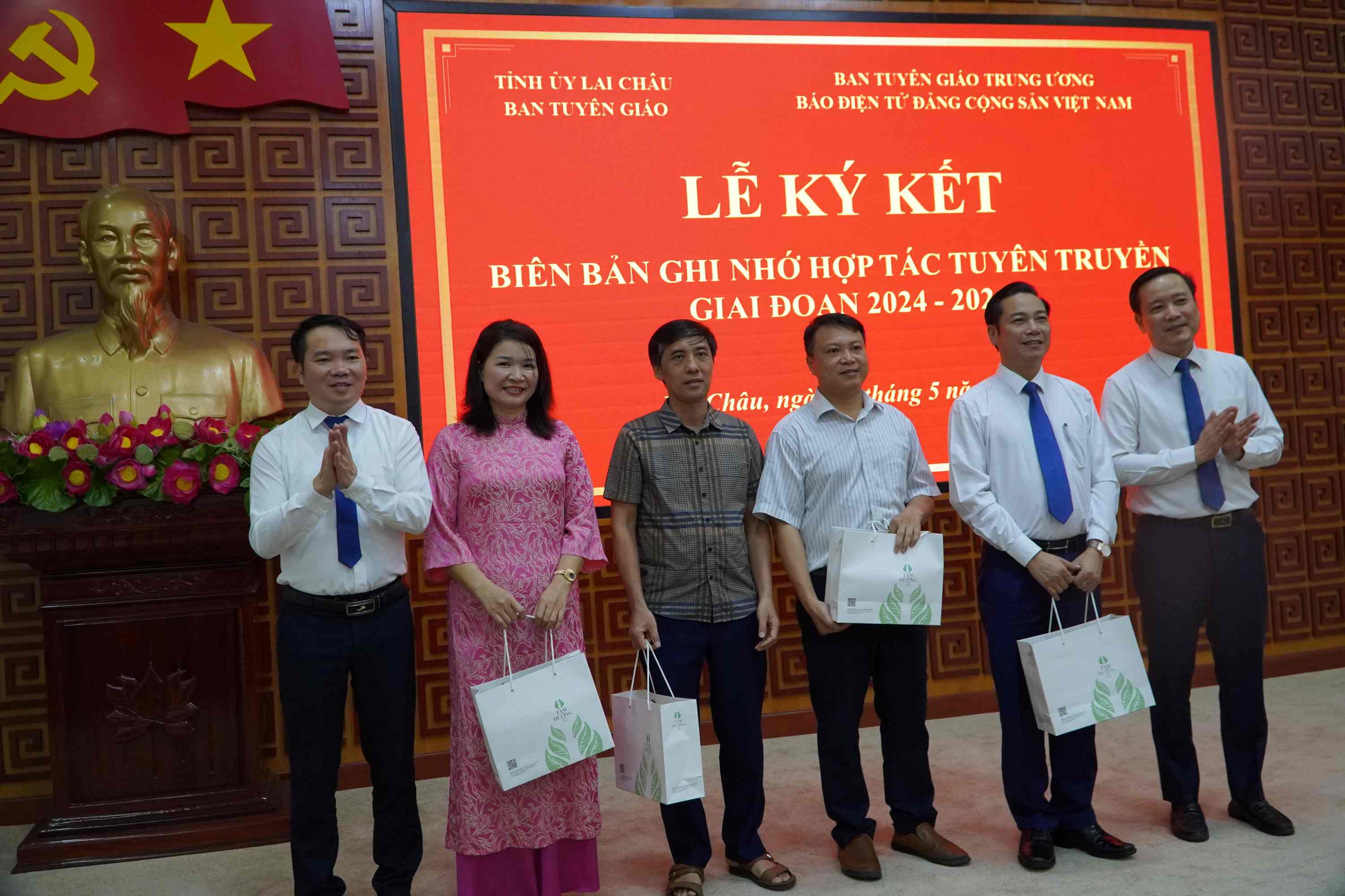 Ban Tuyên giáo tỉnh ủy Lai Châu tặng quà cho Báo Điện tử Đảng Cộng sản Việt Nam.