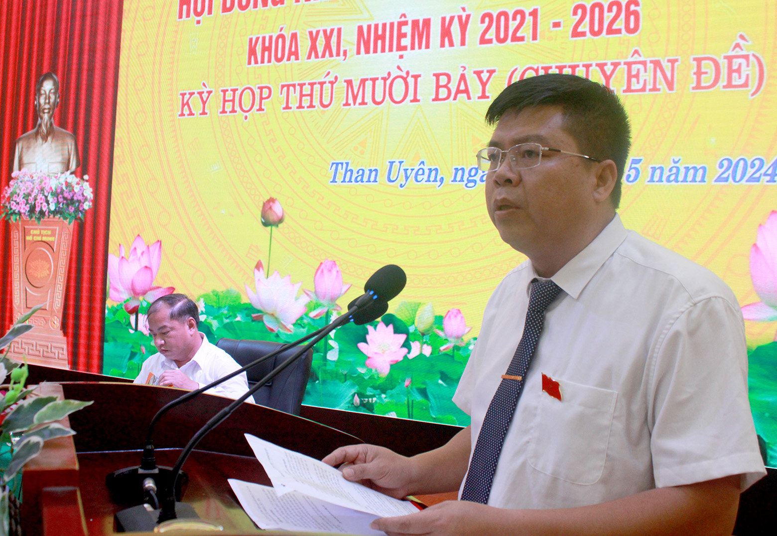 Đồng chí Lò Văn Hương - Bí thư Huyện ủy, Chủ tịch HĐND huyện phát biểu bế mạc kỳ họp.
