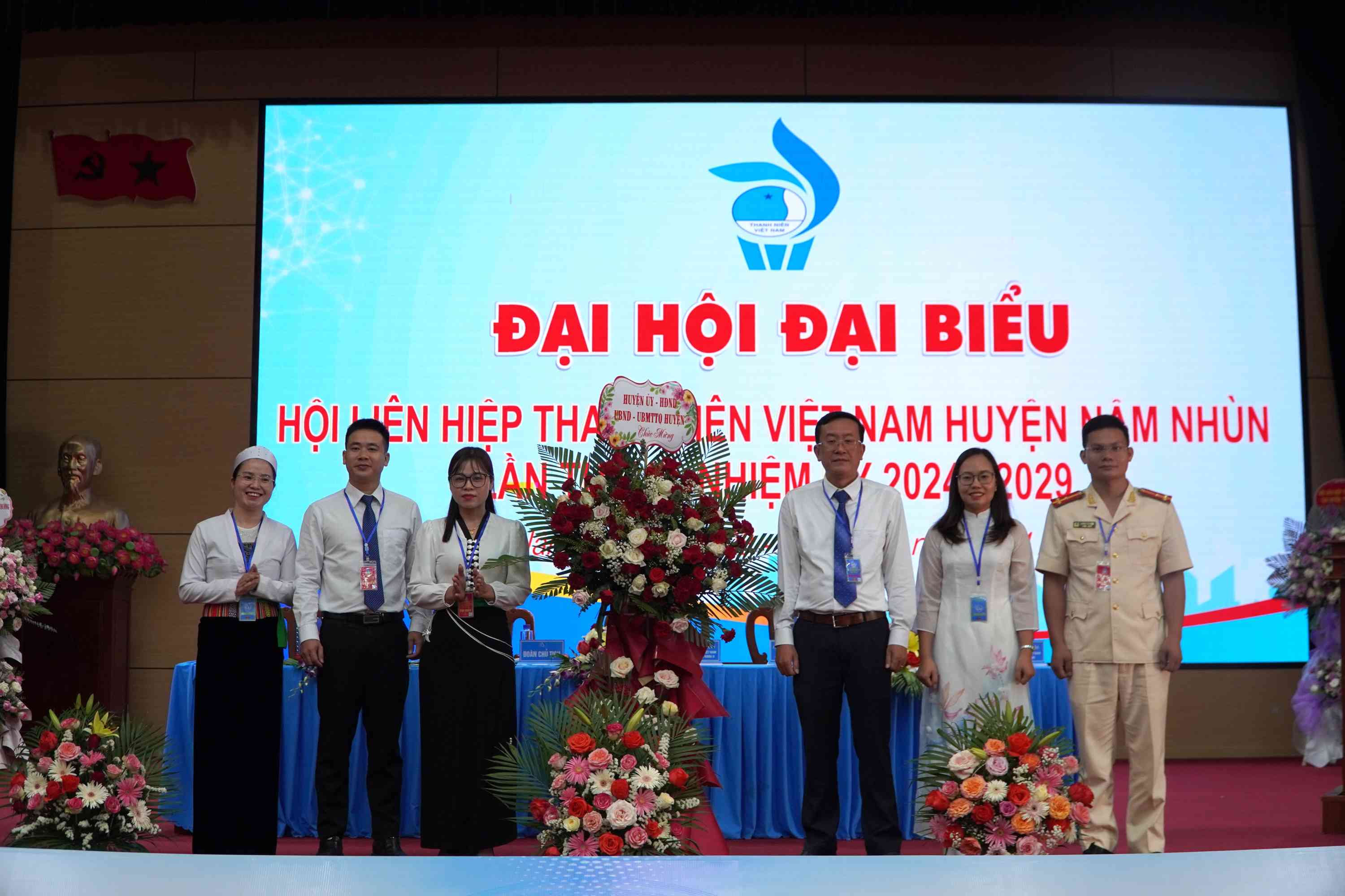 lãnh đạo huyện ủy Nậm Nhùn tặng hoa chúc mừng Đại hội.