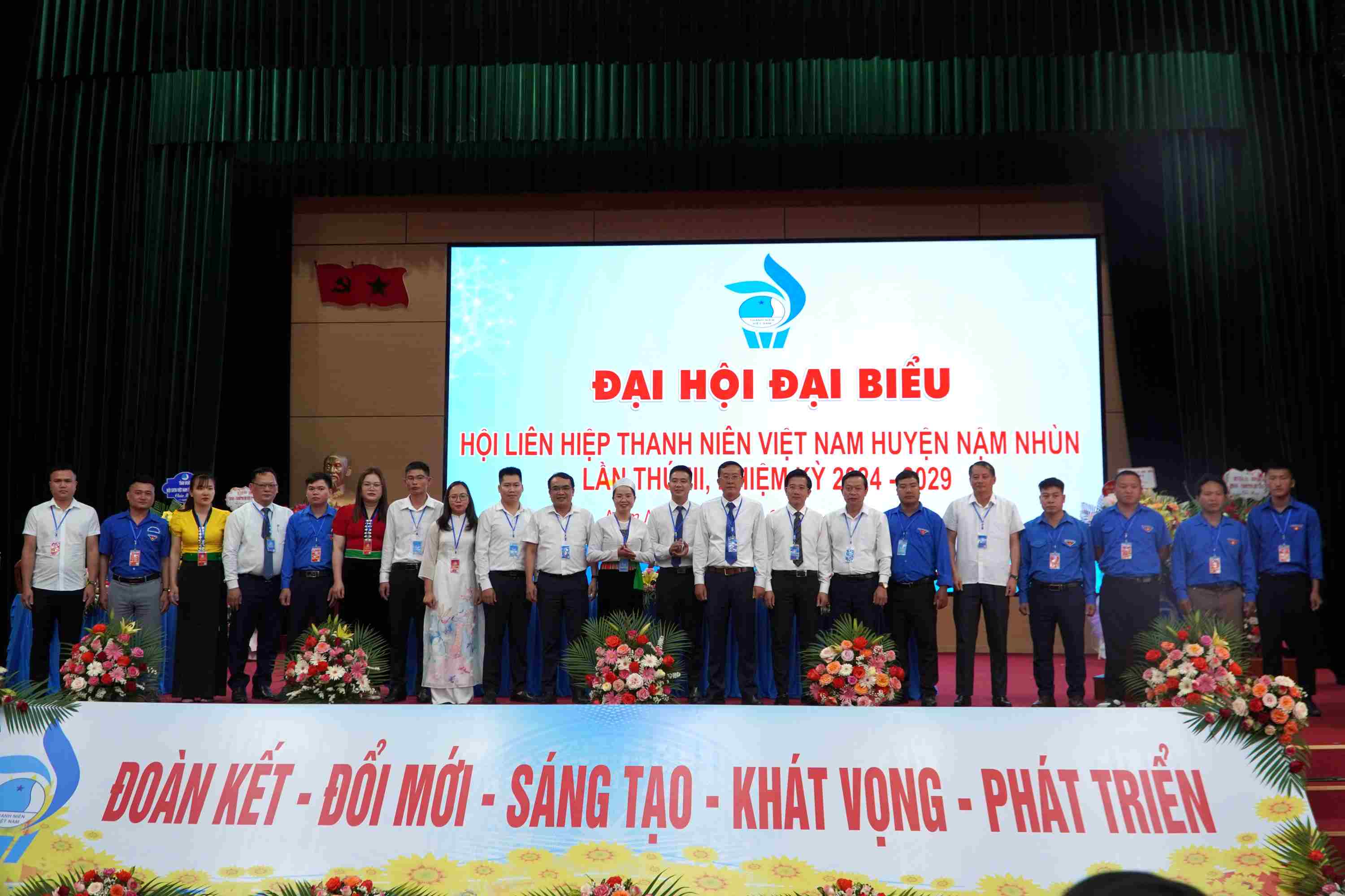 Các anh, chị vào Ủy ban Hội LHTN Việt Nam huyện Nậm Nhùn khóa III, nhiệm kỳ 2024 – 2029 ra mắt Đại hội.