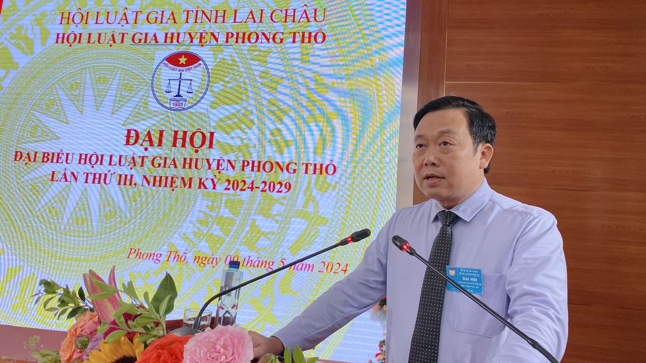 Đồng chí Đinh Quang Tuấn - Tỉnh uỷ viên, Bí thư Huyện uỷ Phong Thổ phát biểu chỉ đạo Đại hội.