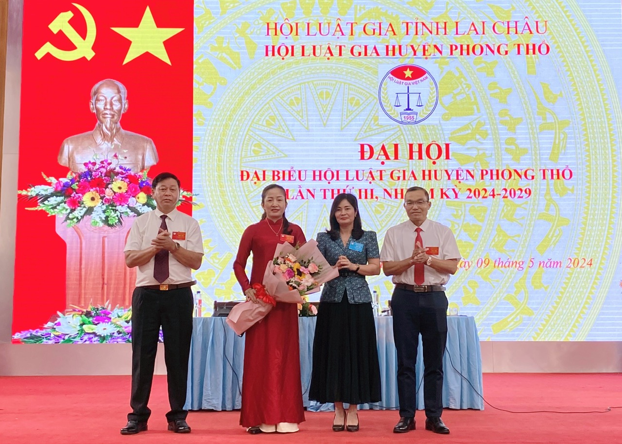 Đồng chí Tô Thị Hồng Lê - Ủy viên Ban Chấp hành Trung ương Hội Luật gia Việt Nam, Chủ tịch Hội Luật gia tỉnh tặng hoa chúc mừng Đại hội.