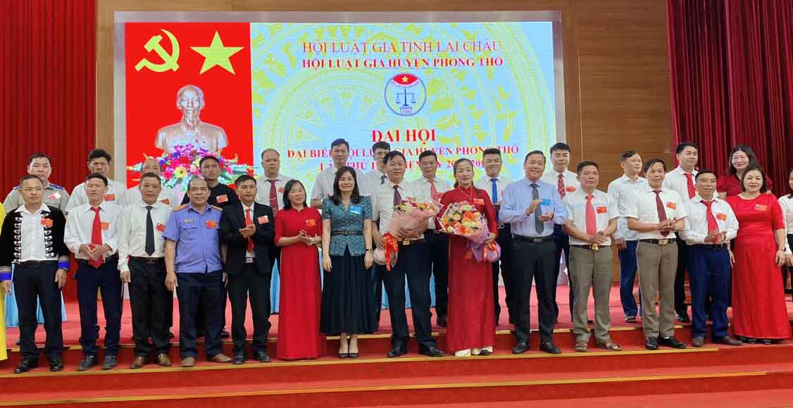 Lãnh đạo huyện Phong Thổ, Hội Luật gia tỉnh tặng hoa chúc mừng Ban Chấp hành Hội Luật gia huyện khóa III, nhiệm kỳ 2024-2029.