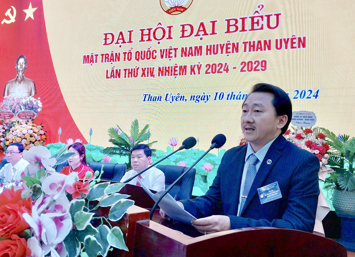 Đồng chí Sùng A Hồ - Ủy viên Ban Thường vụ Tỉnh ủy, Chủ tịch Ủy ban MTTQ Việt Nam tỉnh phát biểu tại đại hội.