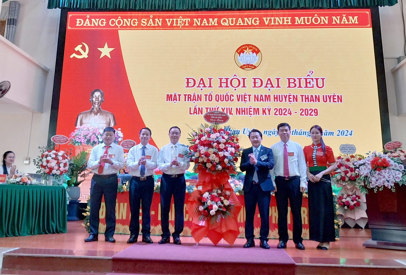 Đồng chí Sùng A Hồ - Ủy viên Ban Thường vụ Tỉnh ủy, Chủ tịch Ủy ban MTTQ Việt Nam tặng hoa chúc mừng đại hội. 