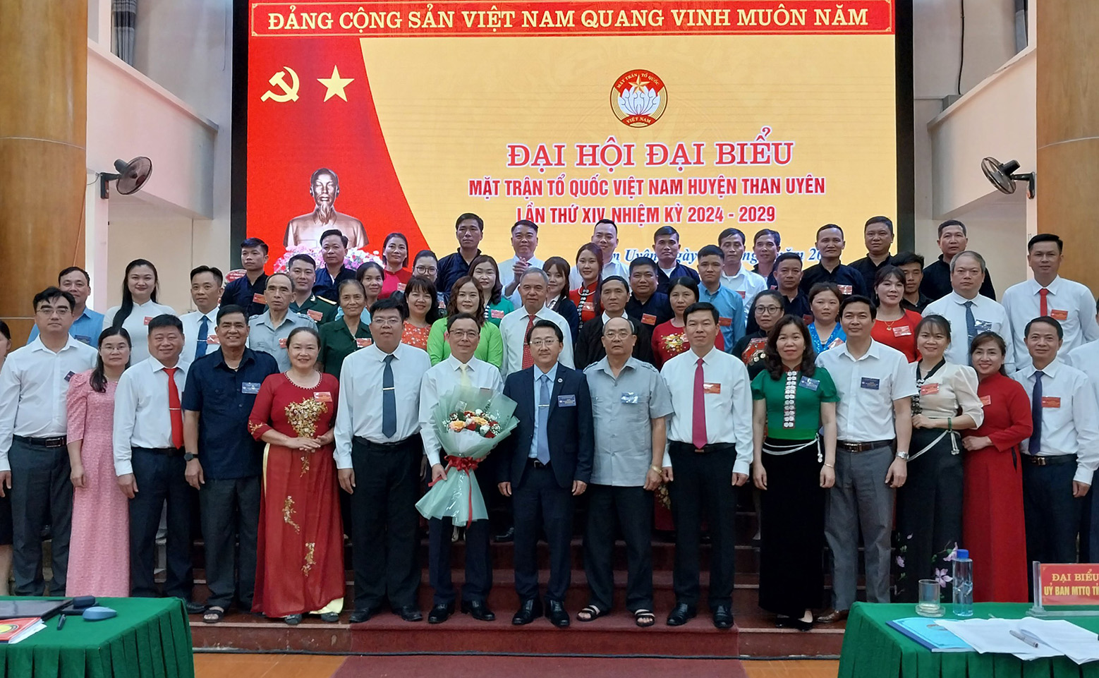 Các đồng chí lãnh đạo Ủy ban MTTQ Việt Nam tỉnh, huyện Than Uyên chúc mừng Ban Chấp hành khóa mới ra mắt.
