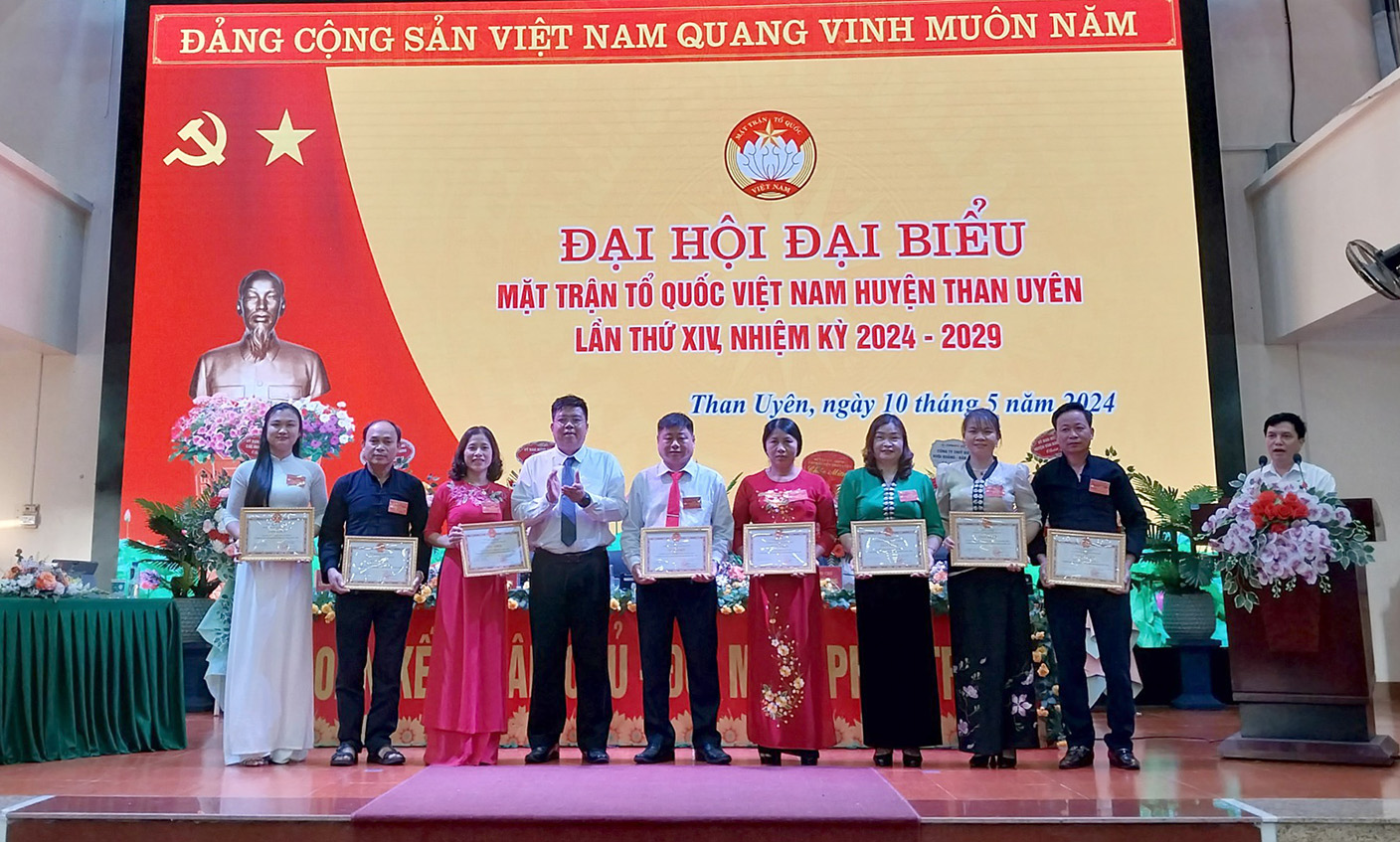 Đồng chí Lò Văn Hương - Tỉnh ủy viên, Bí thư Huyện ủy, Chủ tịch HĐND huyện tặng Giấy khen cho các tập thể. 