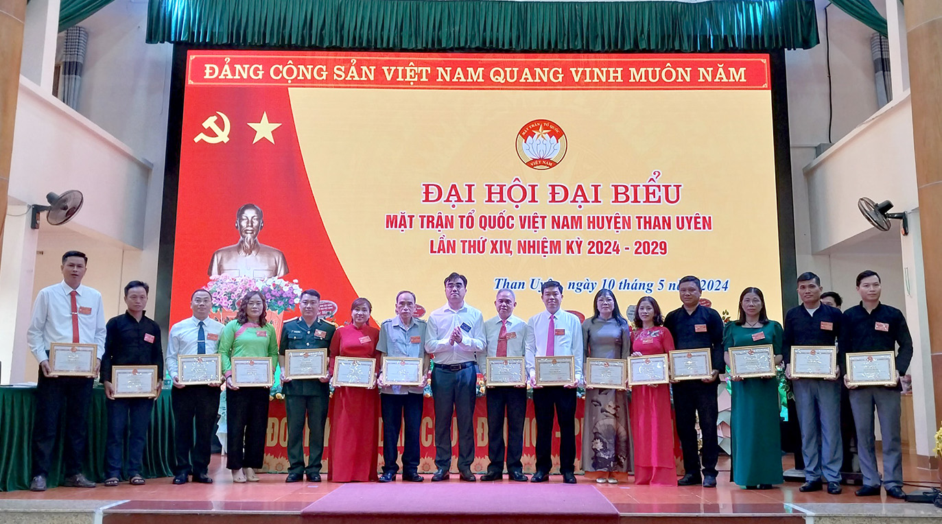 Đồng chí Phạm Hồng Thái - Phó Chủ tịch UBND huyện tặng Giấy khen cho các cá nhân. 