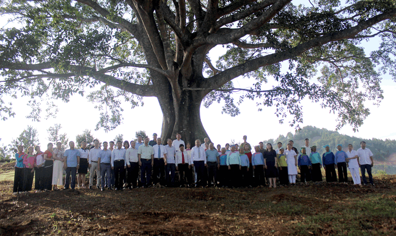 Đại biểu và nhận dân chụp ảnh lưu niệm tại cây đa di sản ở bản Lở Thàng 1, 2.