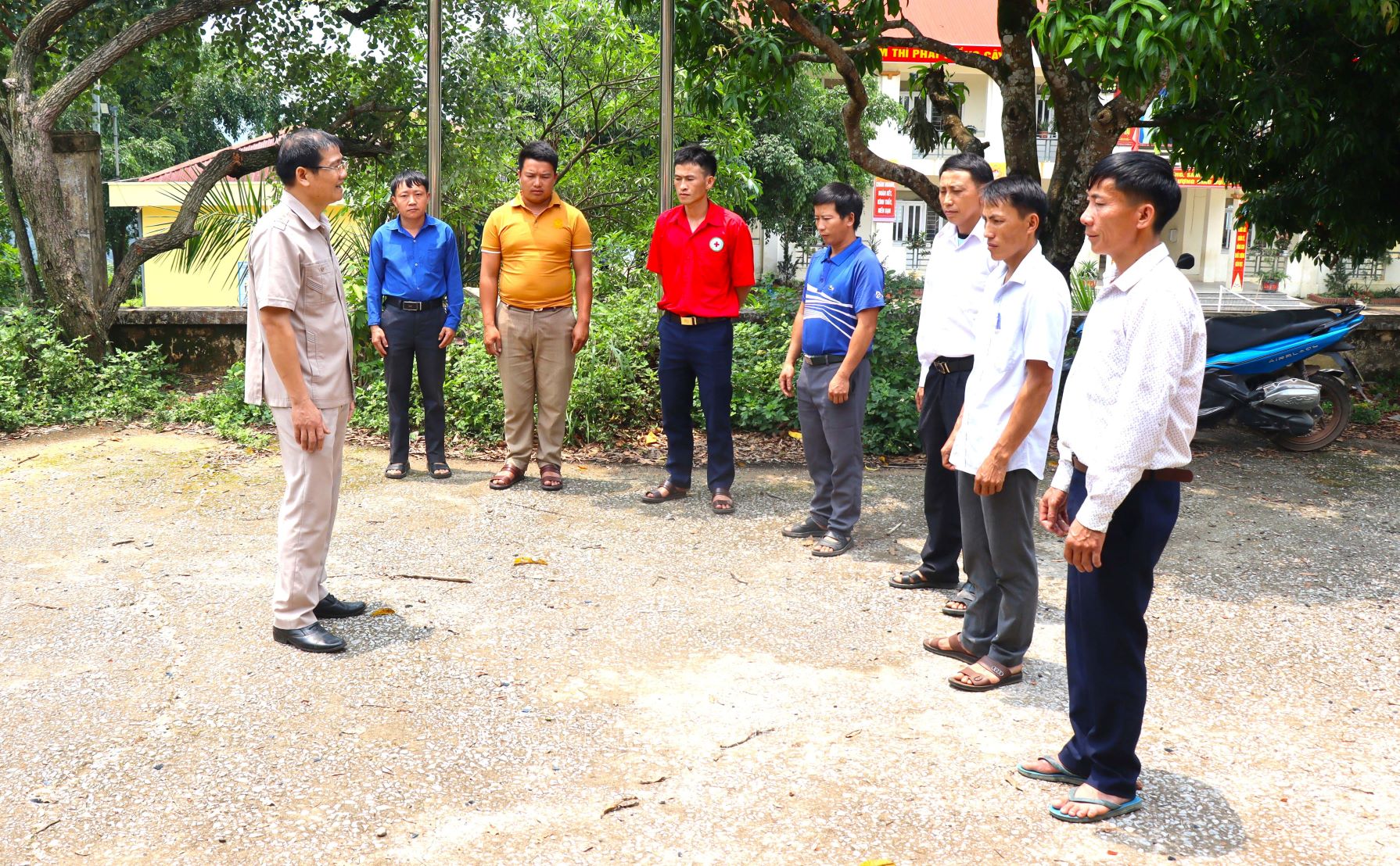 Lãnh đạo Đảng uỷ xã Pu Sam Cáp (huyện Sìn Hồ) trao đổi với bí thư các chi bộ trong xã.