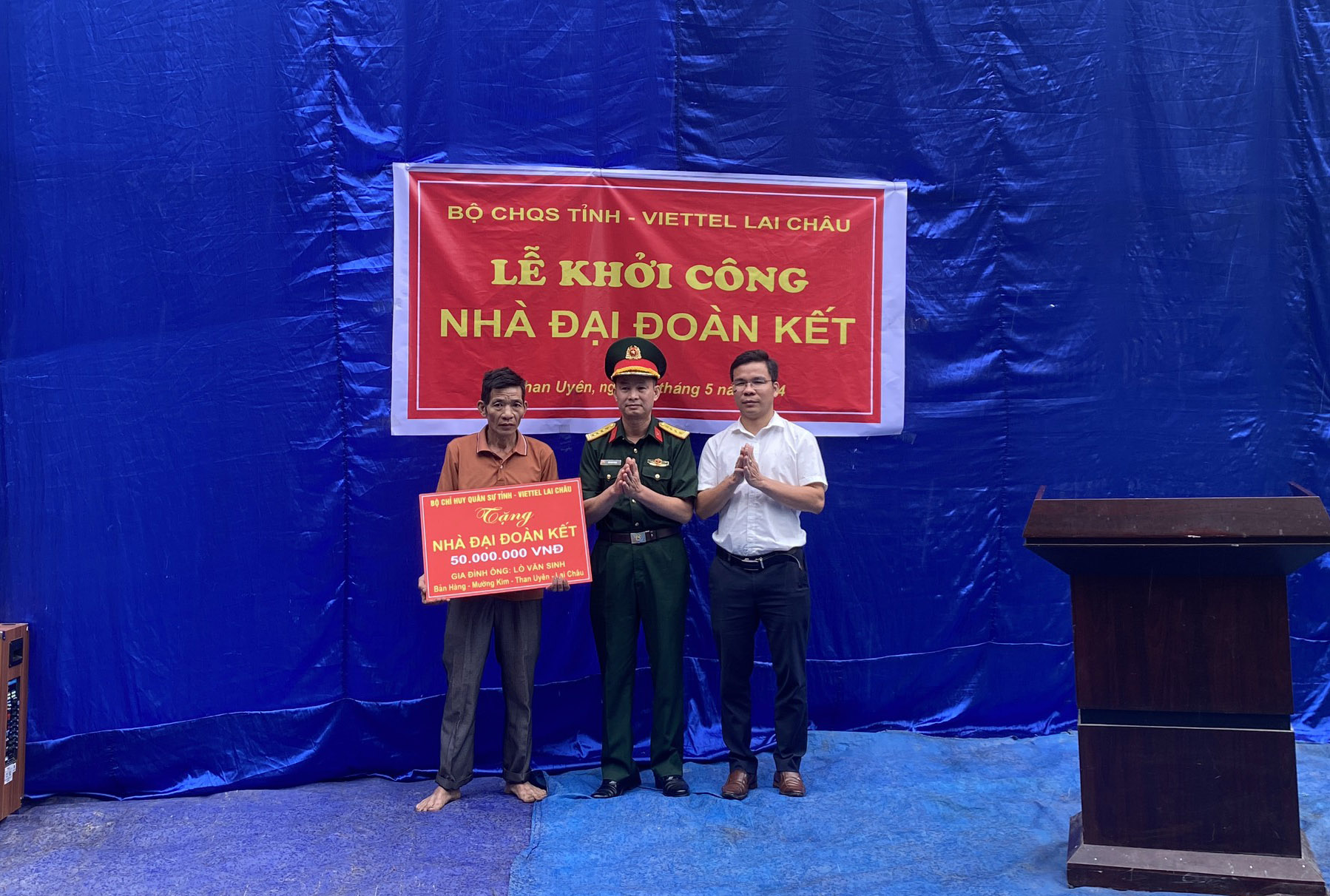 lãnh đạo Bộ chỉ huy quân sự tỉnh Lai Châu, Viettel Lai Châu đã trao tiền và quà cho gia đình anh Lò Văn Sinh