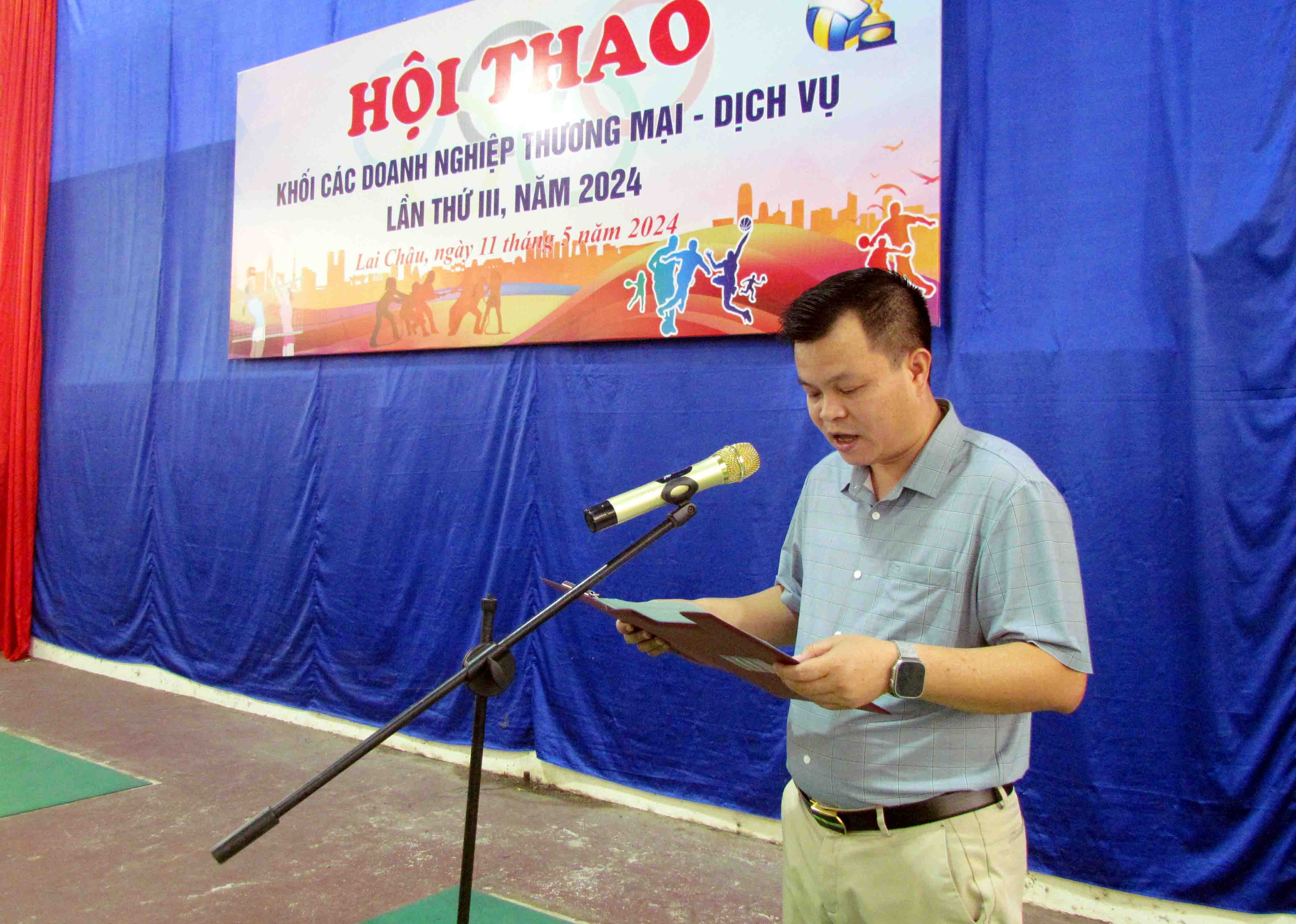 Đồng chí Hoàng Tiến Quý – Chủ tịch Hội đồng quản trị, Giám đốc Công ty Cổ phần bảo trì đường bộ I Lai Châu phát biểu khai mạc hội thao.