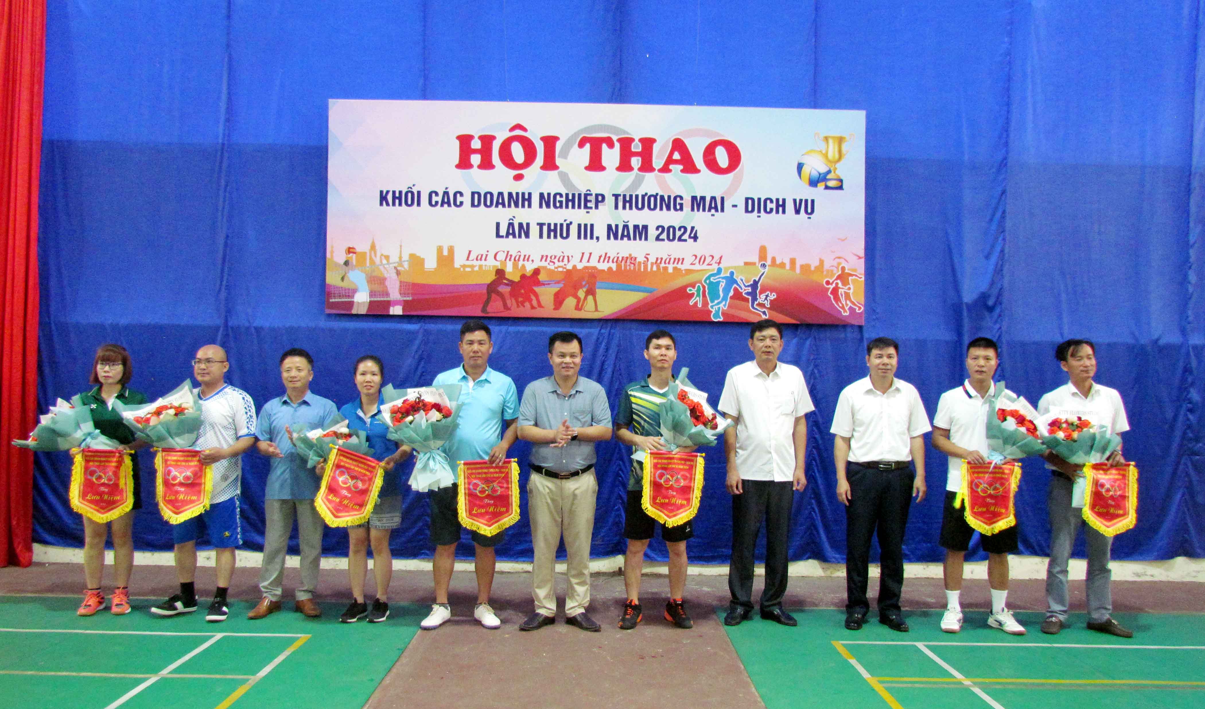Lãnh đạo UBND huyện Phong Thổ, Liên đoàn Lao động huyện Phong Thổ, UBND thị trấn Phong Thổ, Công ty Cổ phần bảo trì đường bộ I Lai Châu trao cờ lưu niệm cho các đội tham gia hội thao.