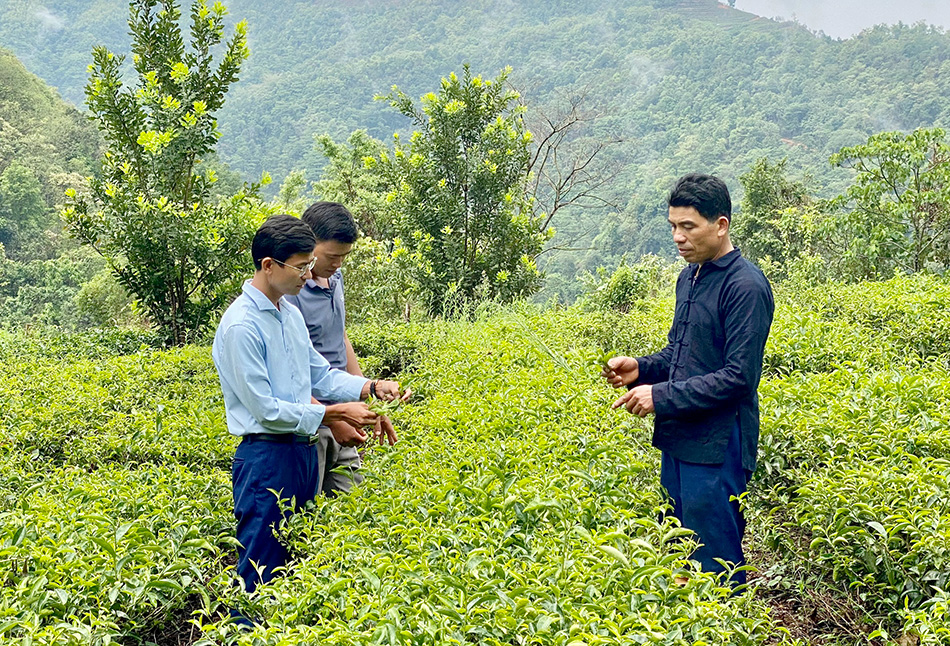 Lãnh đạo xã Tà Hừa thường xuyên về cơ sở nắm bắt tâm tư nguyện vọng của nhân dân; đồng thời vận động nhân dân tích cực phát triển kinh tế, nâng cao thu nhập. 