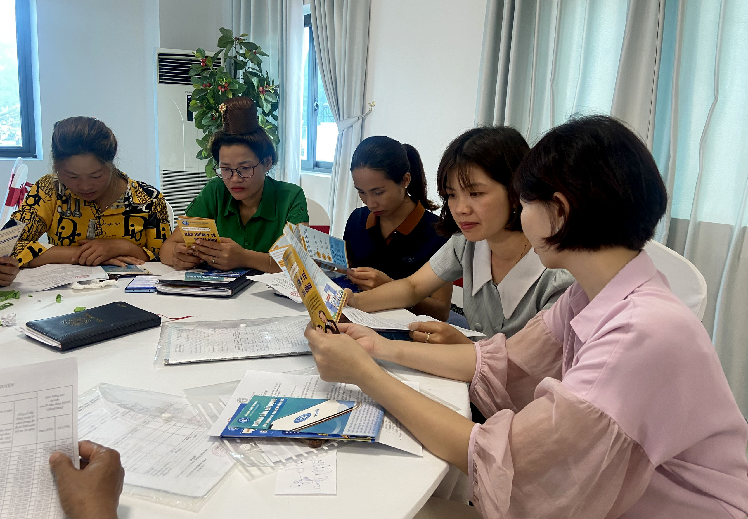 Cán bộ hội phụ nữ tích cực tìm hiểu thông tin về chính sách BHXH tự nguyện BHYT hộ gia đình. 