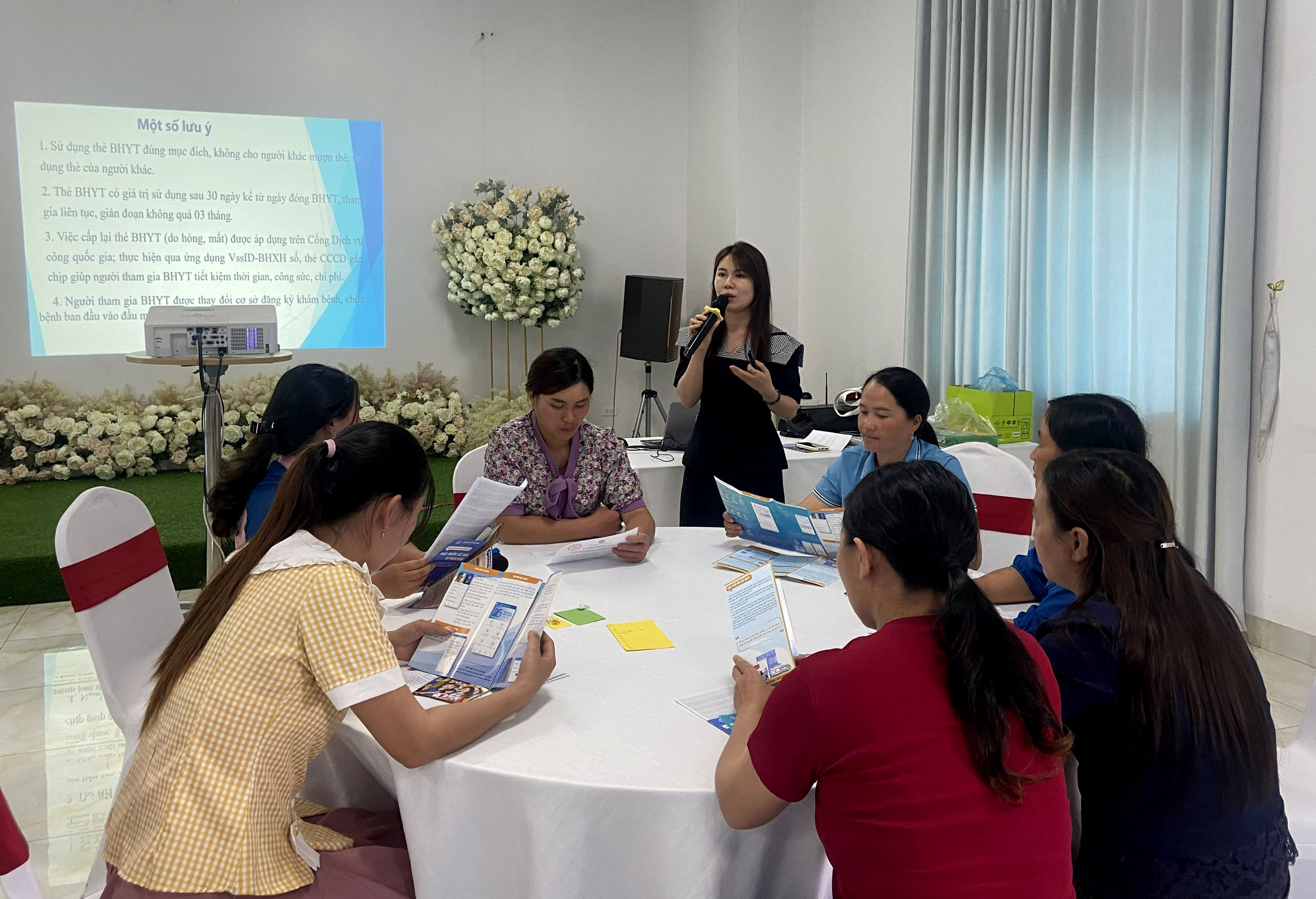 Đại diện BHXH tỉnh giải đáp thắc mắc của cán bộ phụ nữ về các chính sách, chế độ hưởng BHXH tự nguyện. 