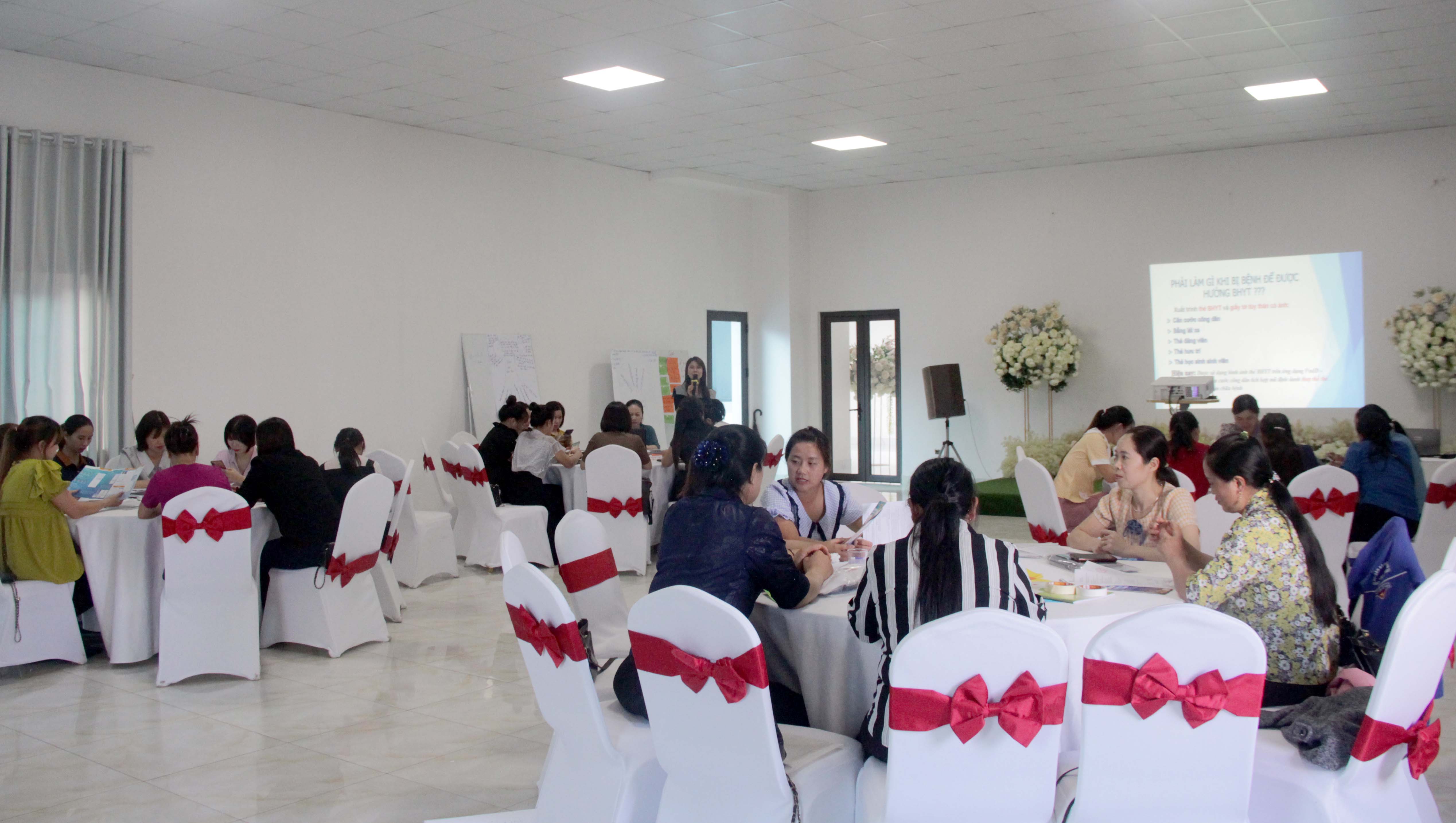 Quang cảnh buổi truyền thông BHXH tự nguyện, BHYT hộ gia đình. 