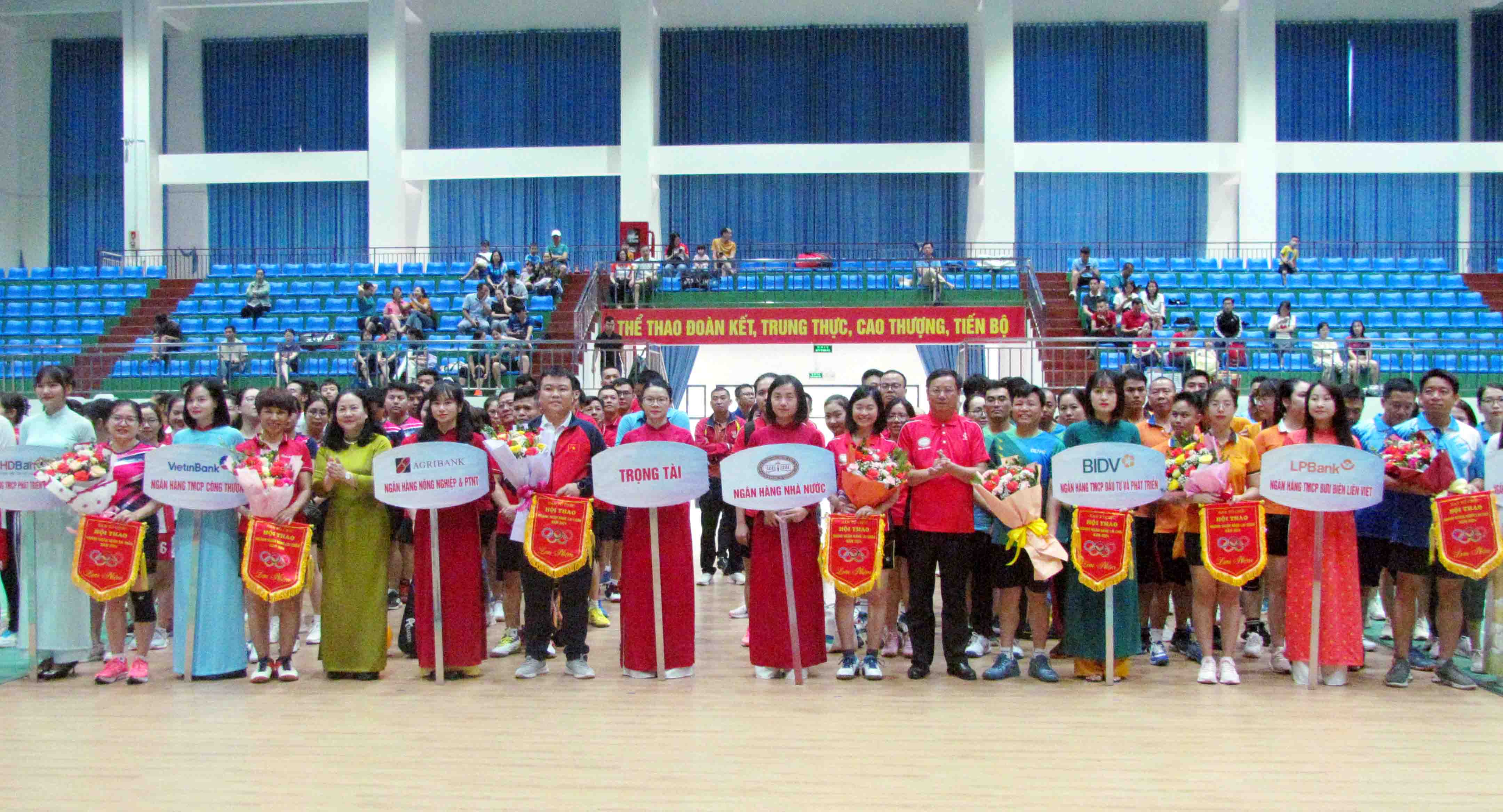 Các đồng chí lãnh đạo Ngân hàng Nhà nước Chi nhánh tỉnh trao hoa, cờ lưu niệm cho các đơn vị tham gia hội thao.