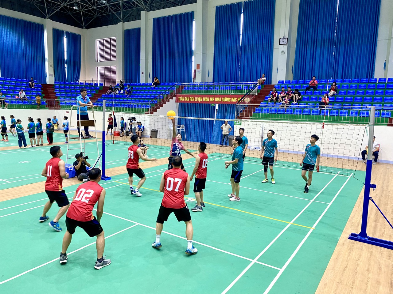 Trận thi đấu bóng chuyền hơi đội nam giữa Ngân hàng Nhà nước Chi nhánh tỉnh với Ngân hàng Chính sách xã hội chi nhánh tỉnh.