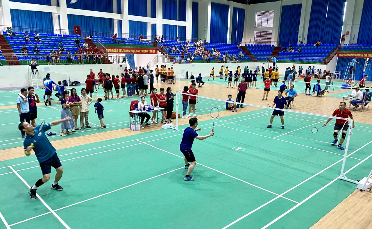 Trận thi đấu cầu lông nội dung đôi nam lãnh đạo giữa Ngân hàng Thương mại Cổ phần Đầu tư và Phát triển chi nhánh tỉnh với Ngân hàng Nông nghiệp và Phát triển nông thôn chi nhánh tỉnh.