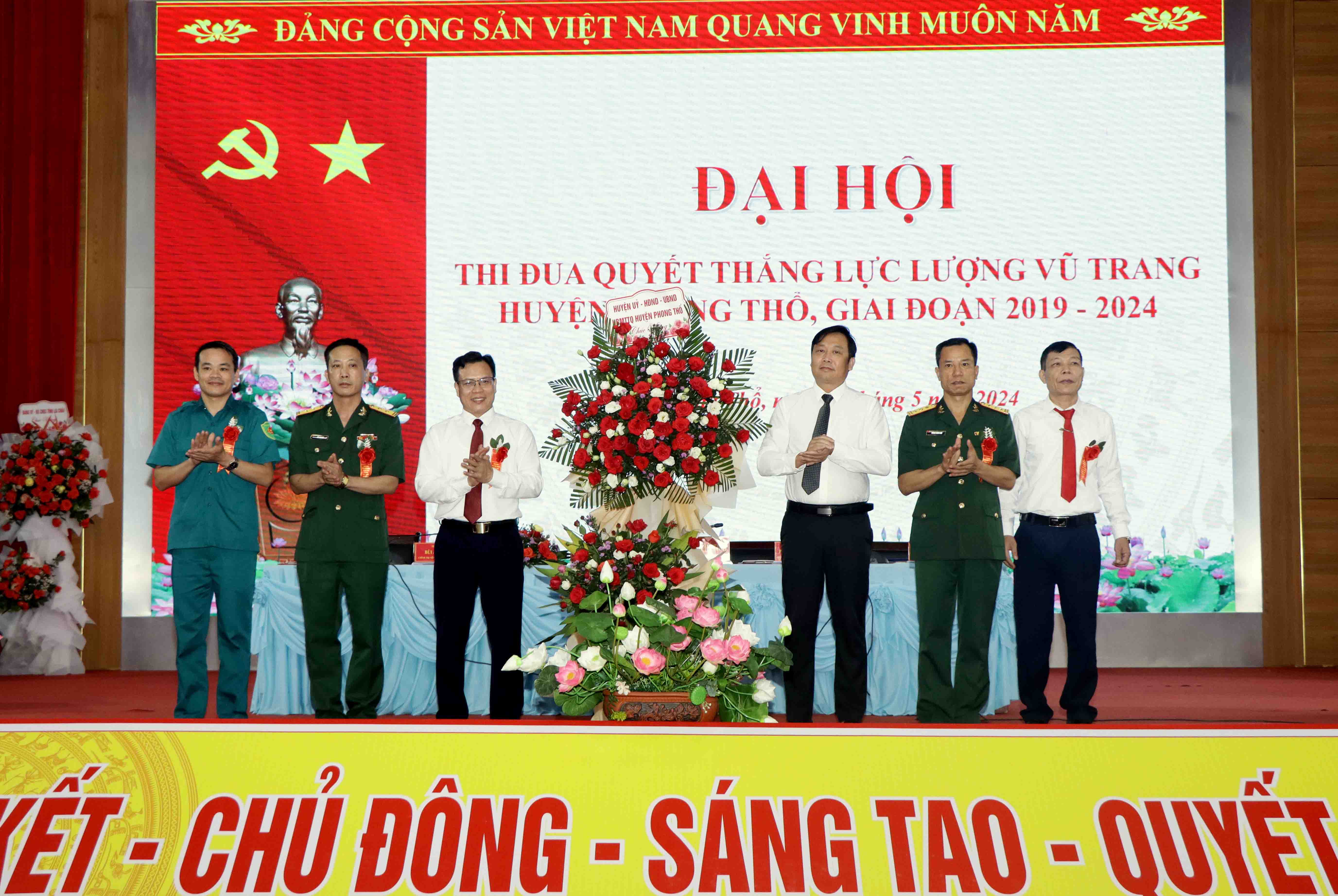 Đồng chí Đinh Quang Tuấn – Bí thư Huyện ủy Phong Thổ tặng hoa chúc mừng đại hội.