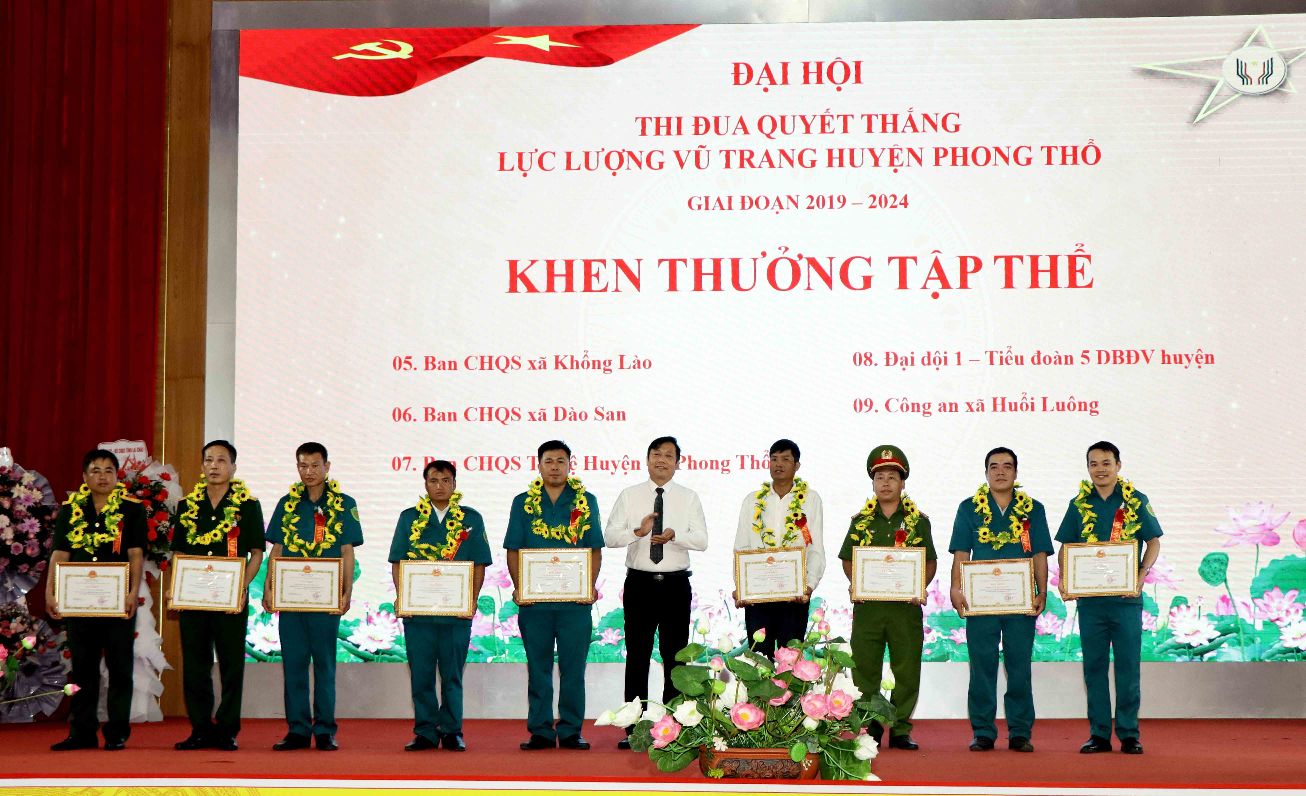 Đồng chí Đinh Quang Tuấn – Bí thư Huyện ủy Phong Thổ trao giấy khen cho các tập thể có thành tích xuất sắc trong thực hiện phong trào thi đua quyết thắng LLVT huyện giai đoạn 2019-2024.