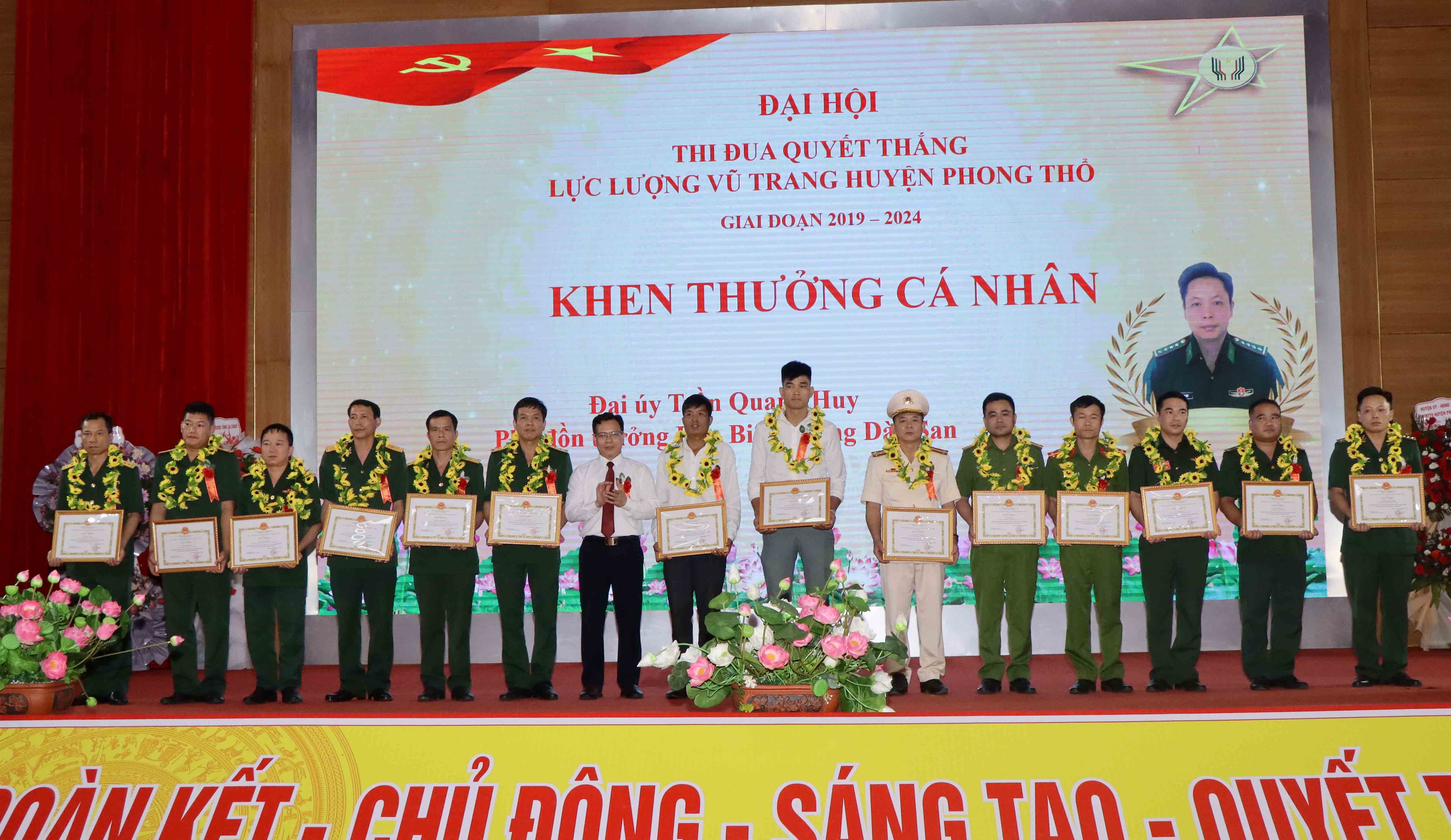 Đồng chí Trần Bảo Trung – Phó Bí thư Huyện ủy, Chủ tịch UBND huyện Phong Thổ trao giấy khen cho cá nhân có thành tích xuất sắc trong thực hiện phong trào thi đua quyết thắng LLVT huyện giai đoạn 2019-2024.