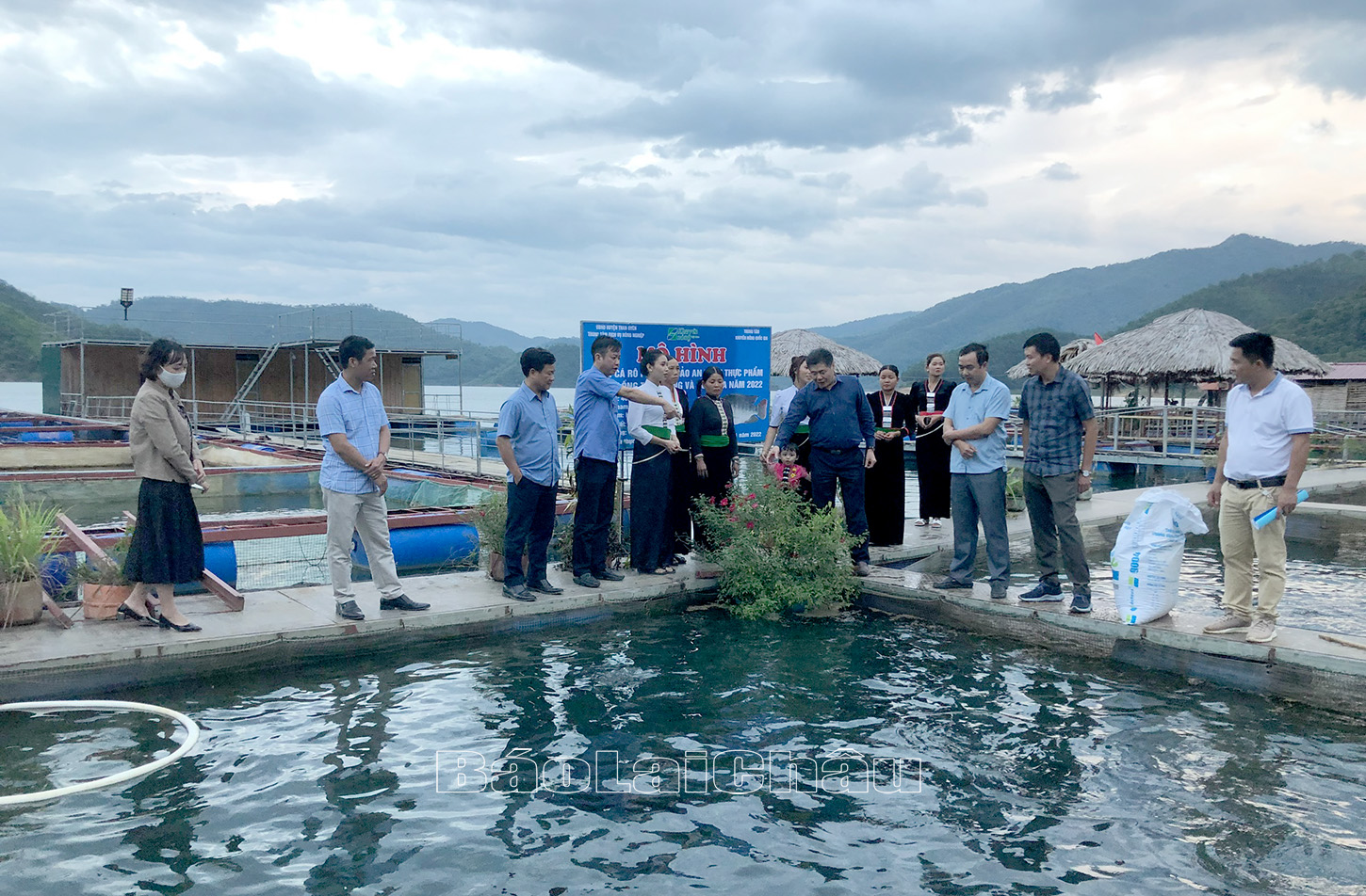 Nhờ có những sản phẩm cá đạt OCOP nên HTX Thanh niên Thẩm Phé đã thu hút rất nhiều khách du lịch đến trải nghiệm. 