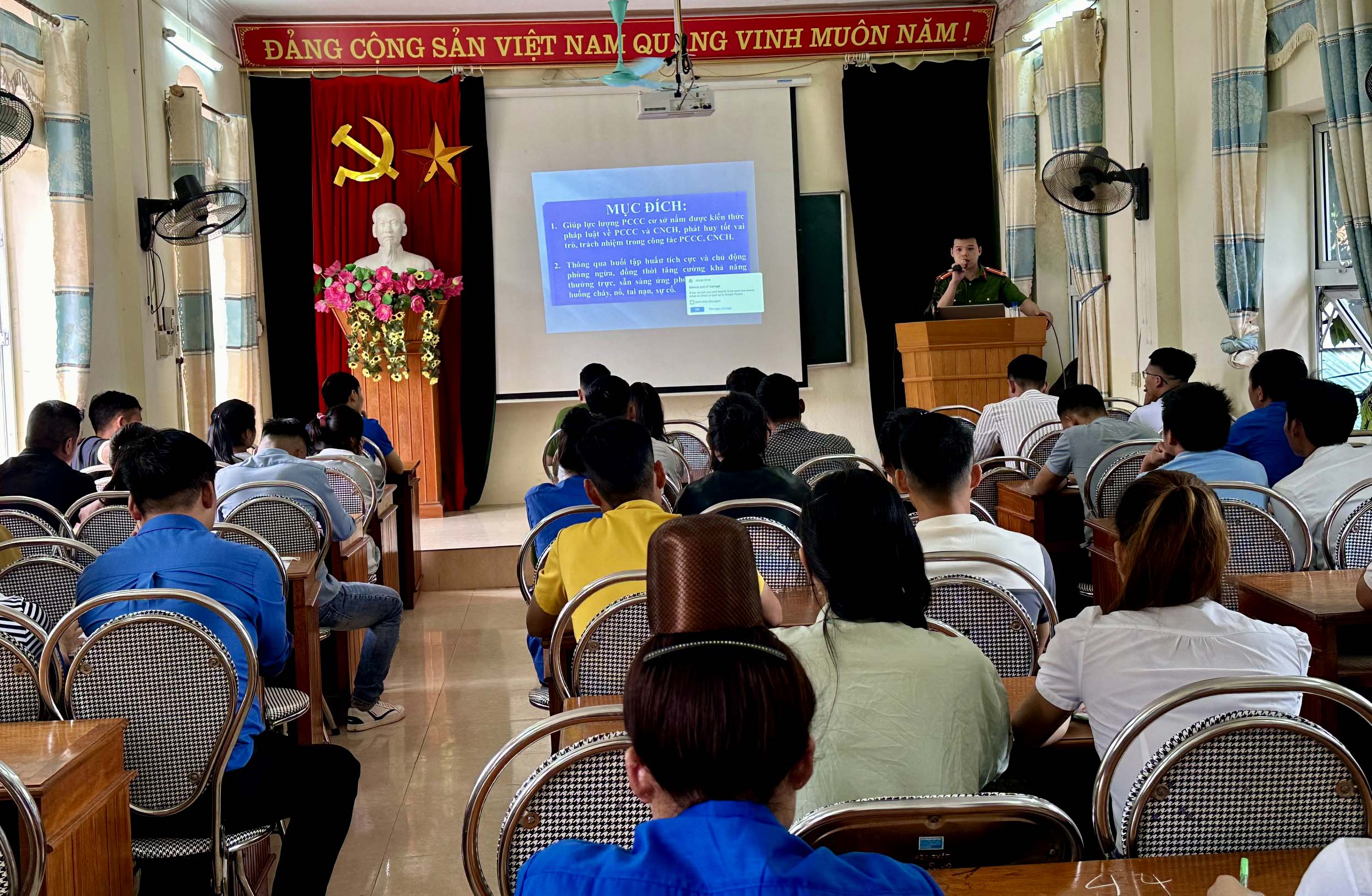 Các cán bộ đoàn cơ sở huyện Than Uyên nghe tuyên truyền kiến thức về PCCC&CNCH.