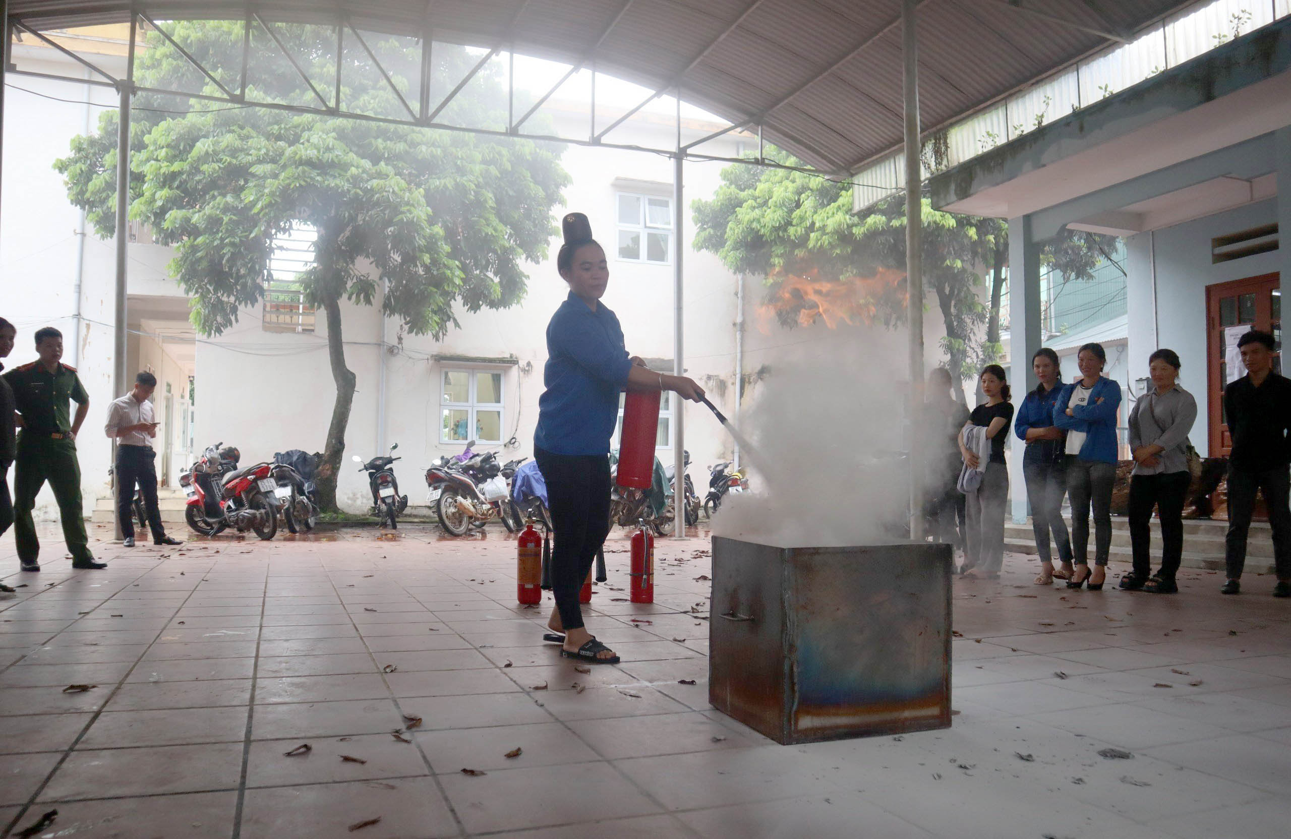 Và thực hành kỹ năng sử dụng bình chữa cháy xách tay dập tắt đám cháy